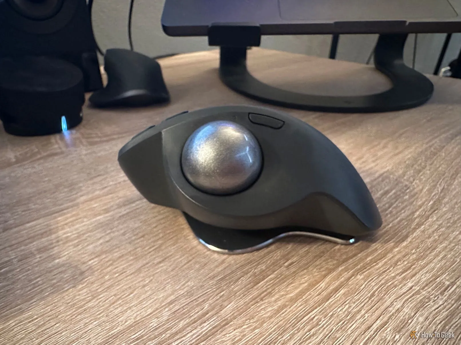 Chuột trackball Logitech MX Ergo S đặt trên bàn làm việc, góc nhìn từ trên xuống