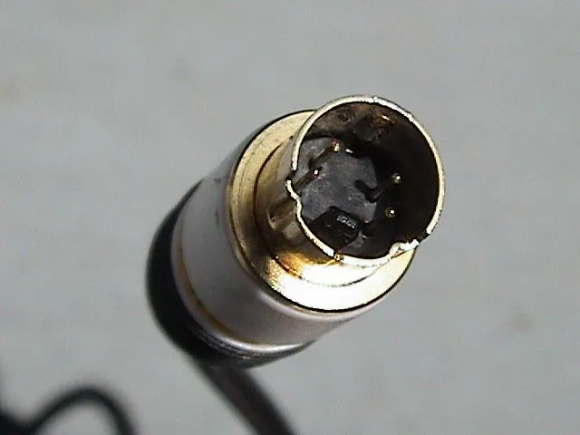 Cổng kết nối S-Video thường thấy trên các thiết bị giải trí và TV CRT, cho chất lượng hình ảnh tốt hơn Composite.