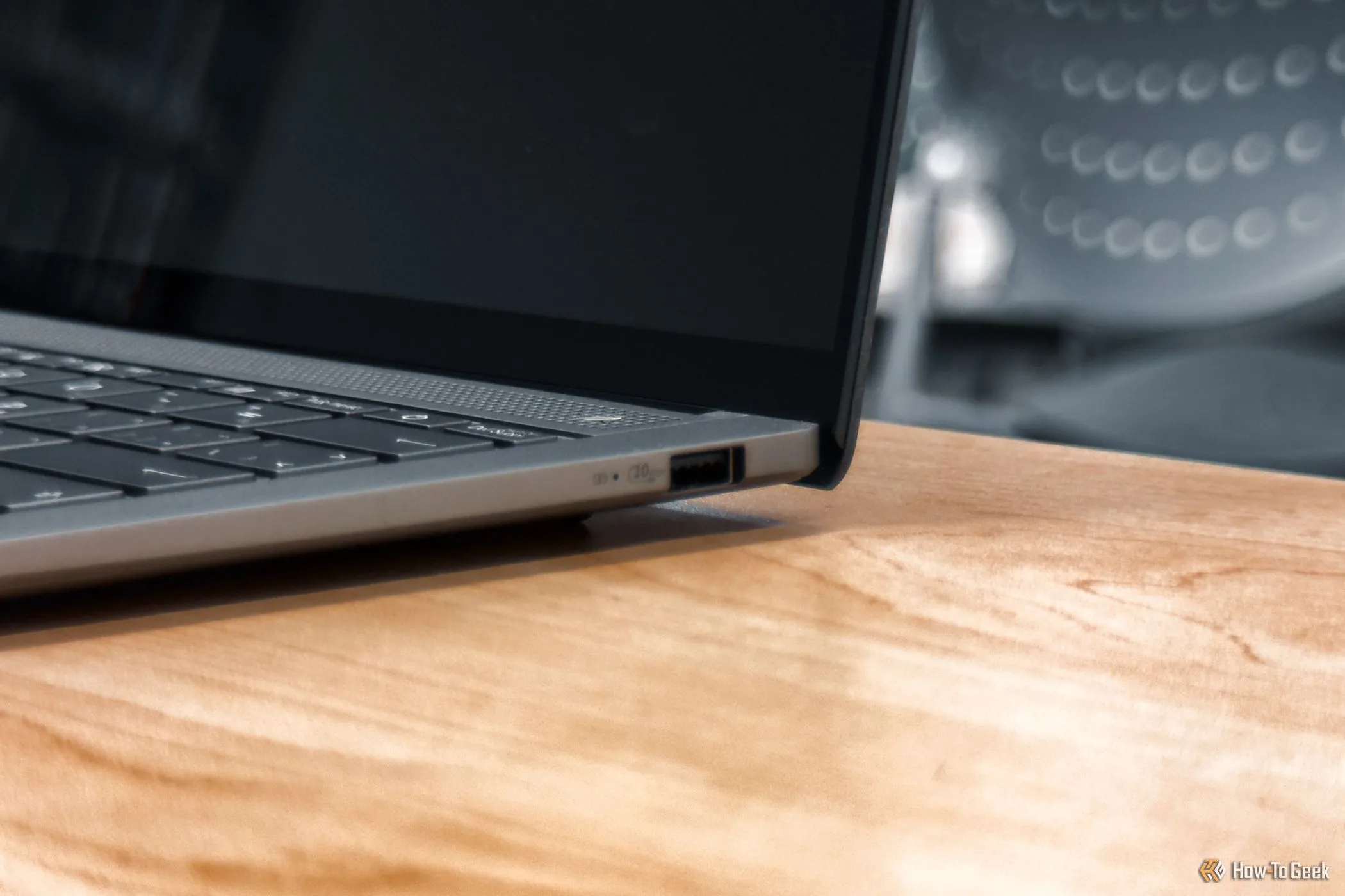 Cổng USB 3.2 Gen 2 Type-A ở cạnh phải của ASUS Zenbook S 14, tăng cường khả năng kết nối