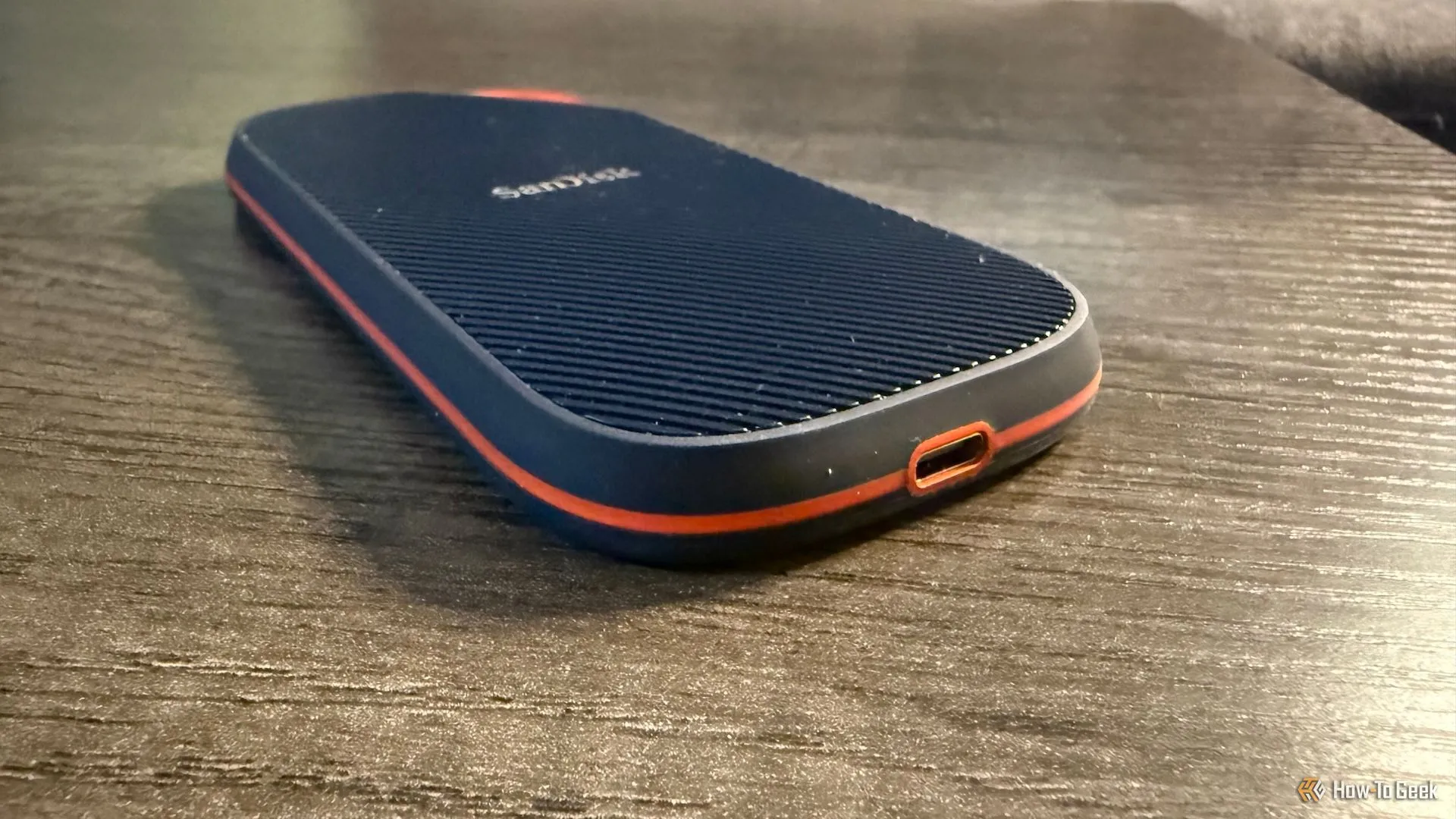 Cổng USB-C trên SanDisk Extreme PRO Portable SSD với USB4 nhìn từ góc cạnh.