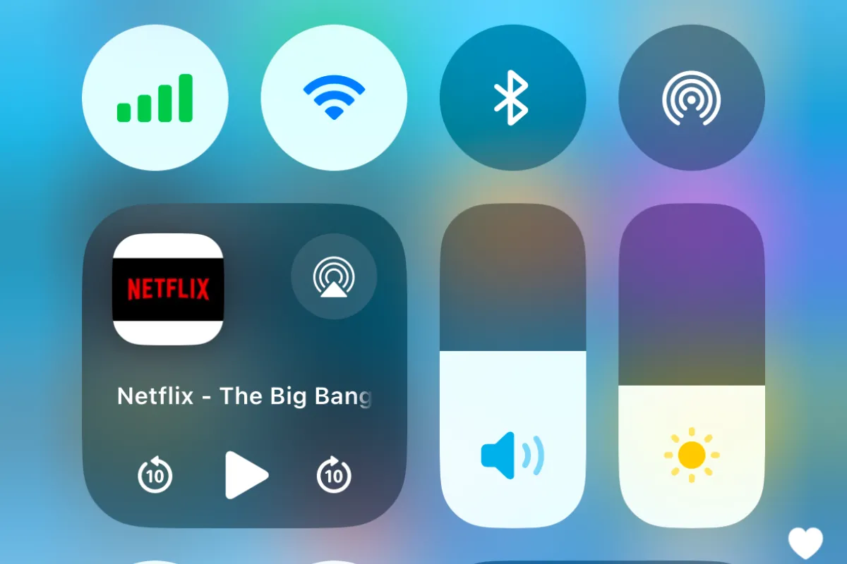 Control Center iOS 18 đã được sắp xếp lại gọn gàng và tiện lợi hơn sau khi tùy chỉnh các nút điều khiển kết nối