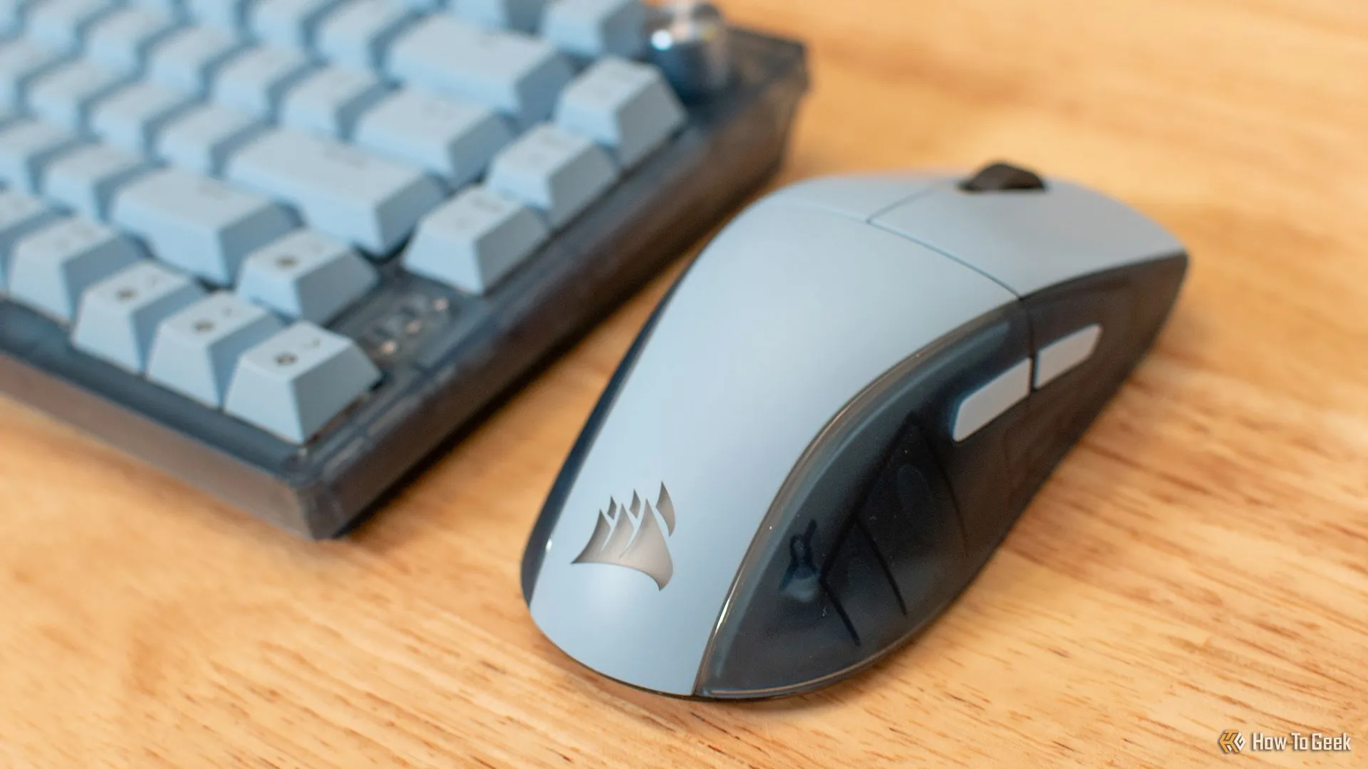 Corsair M75 Wireless kết hợp cùng bàn phím K65 Plus Apple Edition
