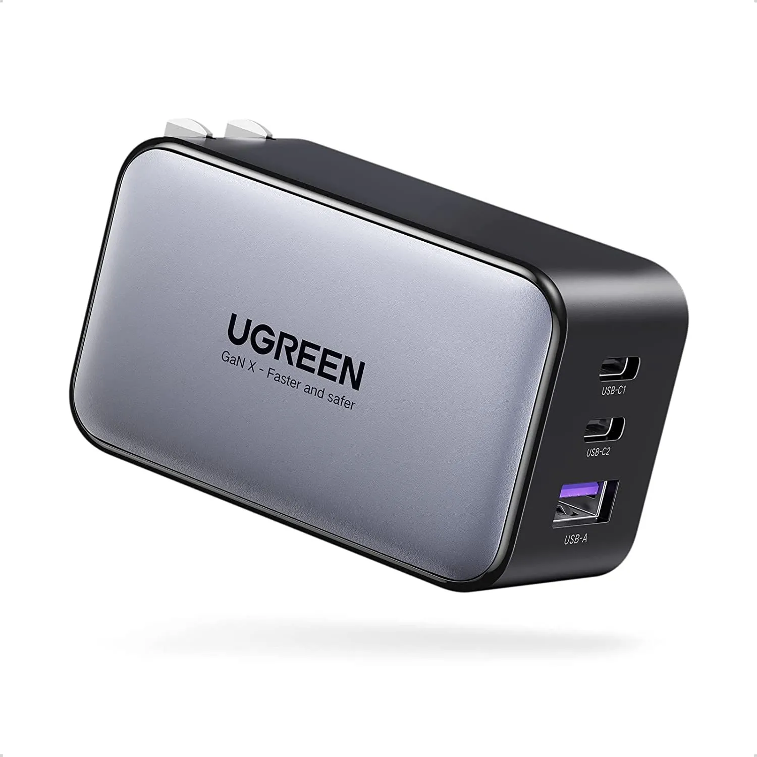 Củ sạc nhanh UGREEN 3 cổng GaN 65W với thiết kế nhỏ gọn và chân cắm gập tiện lợi.