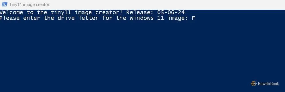 Cửa sổ PowerShell của Tiny11Maker yêu cầu nhập ký tự ổ đĩa chứa ISO Windows 11 đã gắn