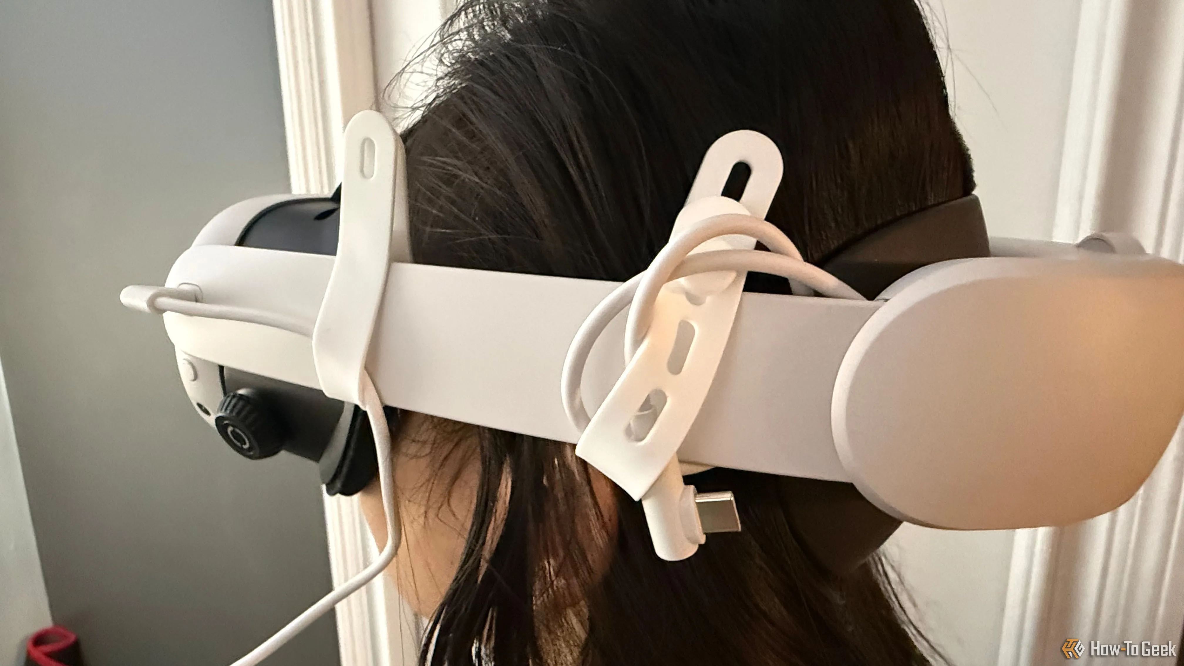 Dây cáp được cố định trên tai nghe Meta Quest 3 bằng dây buộc silicon JSAUX, giúp quản lý dây gọn gàng.