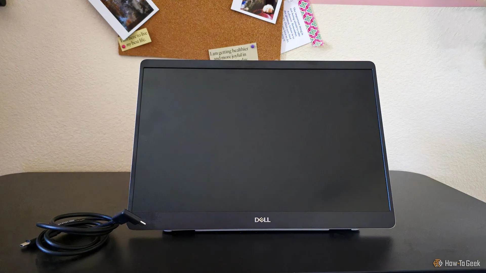 Dell Pro 14 Plus P1425 tắt nguồn, đặt trên bàn làm việc, cho thấy thiết kế chân đế và sự gọn gàng