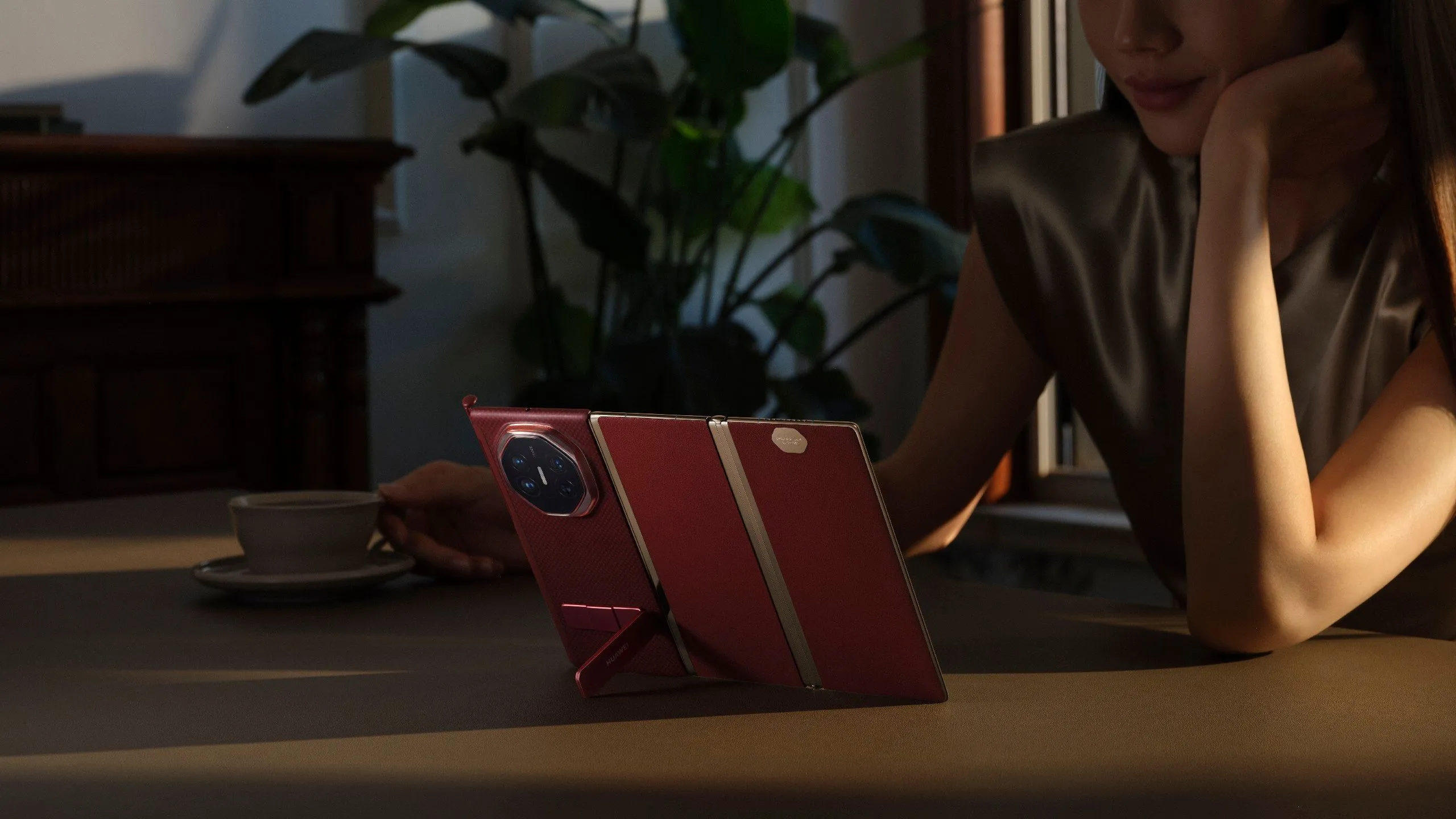 Điện thoại gập ba Huawei Mate XT đặt trên bàn, thể hiện kích thước lớn khi mở ra