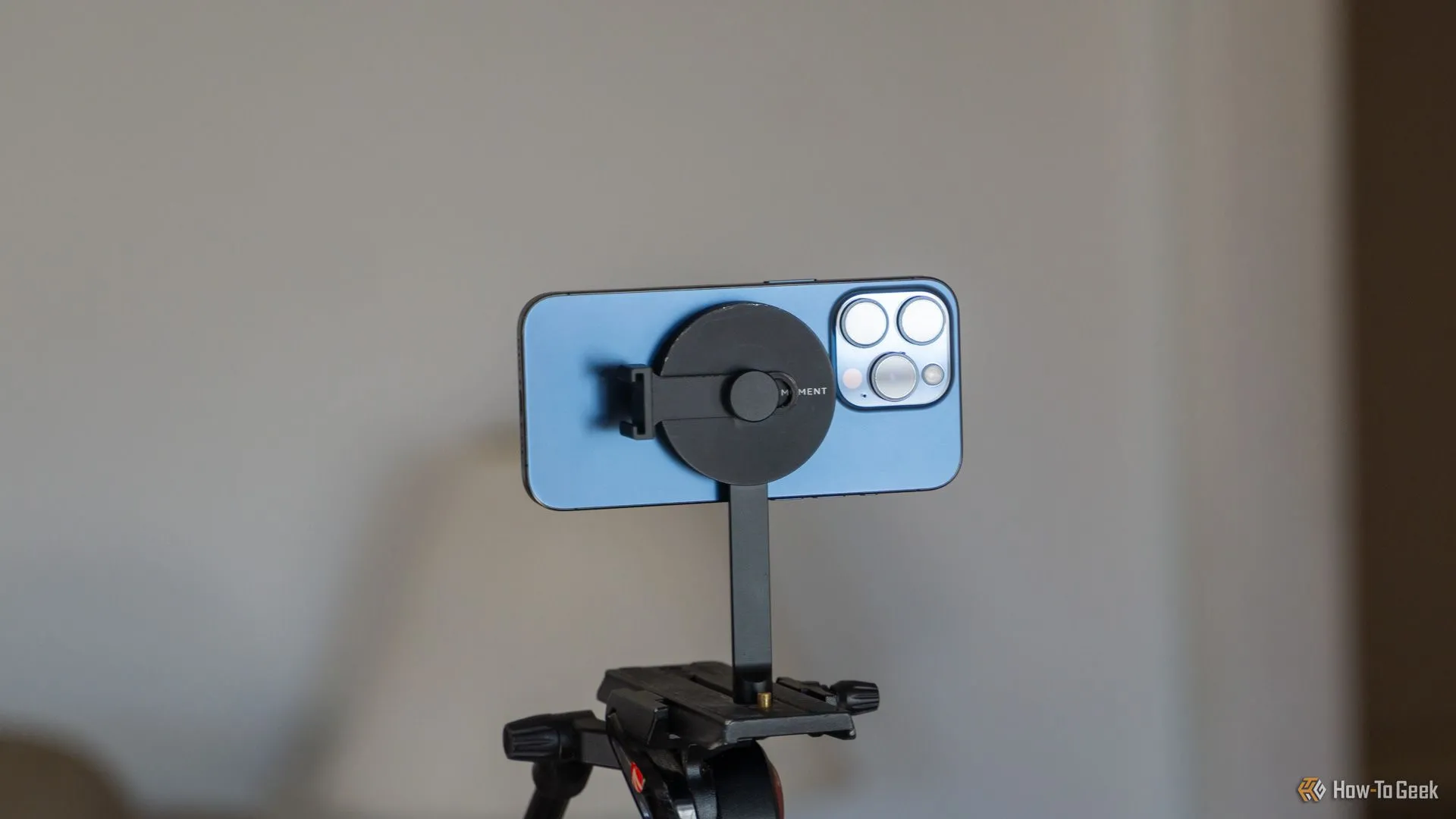 Điện thoại iPhone 15 Pro được gắn ngang trên chân máy Moment MagSafe Tripod