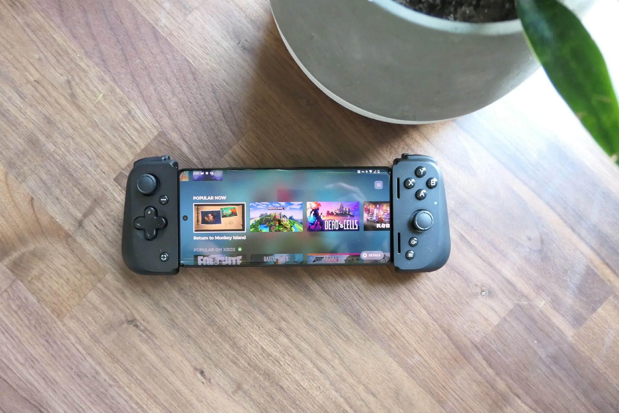 Điện thoại Motorola Edge+ được gắn vào tay cầm chơi game Razer Kishi v2, giải pháp nâng cao trải nghiệm game di động