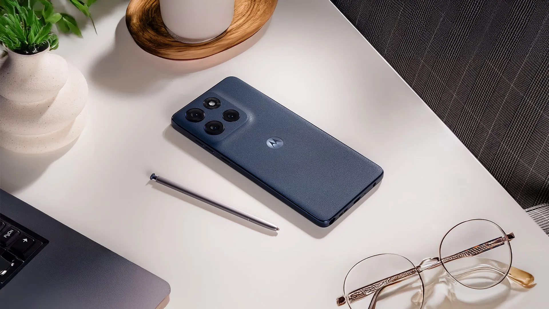 Điện thoại Motorola Moto G Stylus 2025 màu tím pastel với bút cảm ứng đi kèm