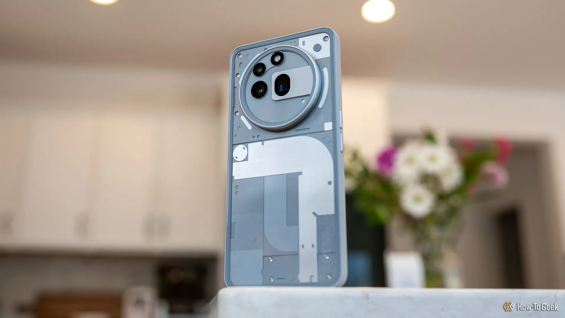 Điện thoại Nothing Phone (3a) Pro với thiết kế Glyph đặc trưng