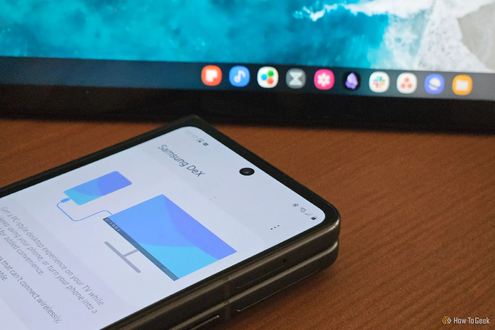 Điện thoại Samsung Galaxy Z Fold 5 đang chạy chế độ Samsung DeX kết nối với một lapdock, thể hiện khả năng biến di động thành trải nghiệm desktop