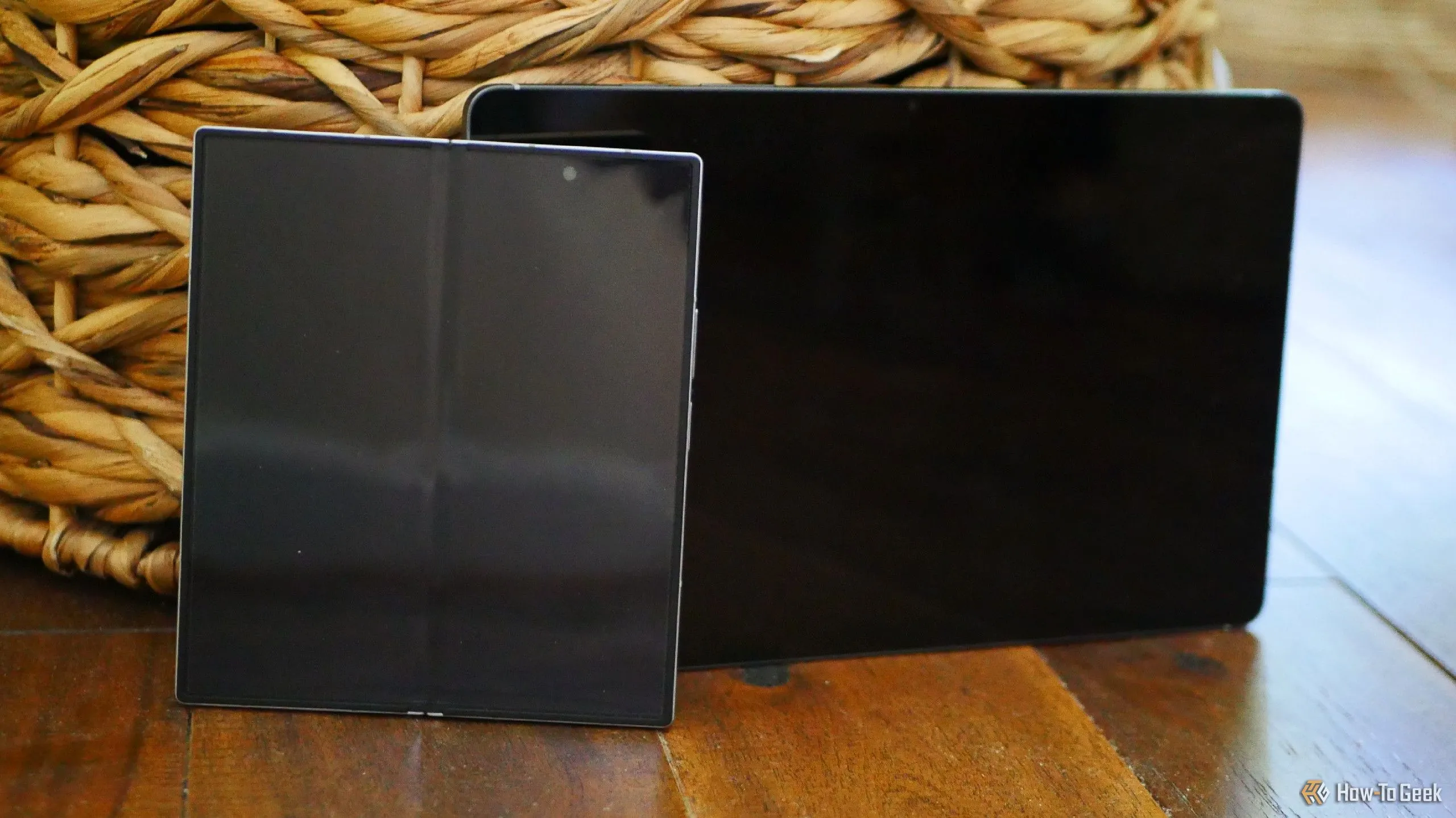 Điện thoại Samsung Galaxy Z Fold 6 đặt trước máy tính bảng Galaxy Tab S10 FE