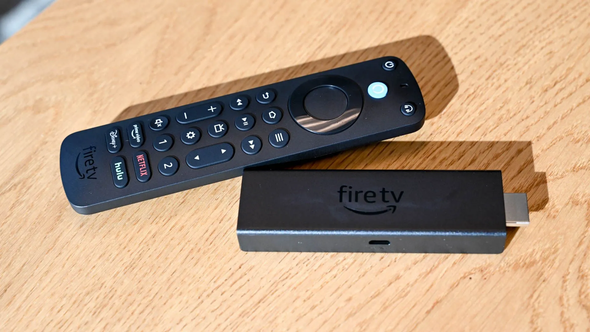 Điều khiển từ xa Amazon Alexa Voice Remote Pro và thiết bị Amazon Fire TV Stick