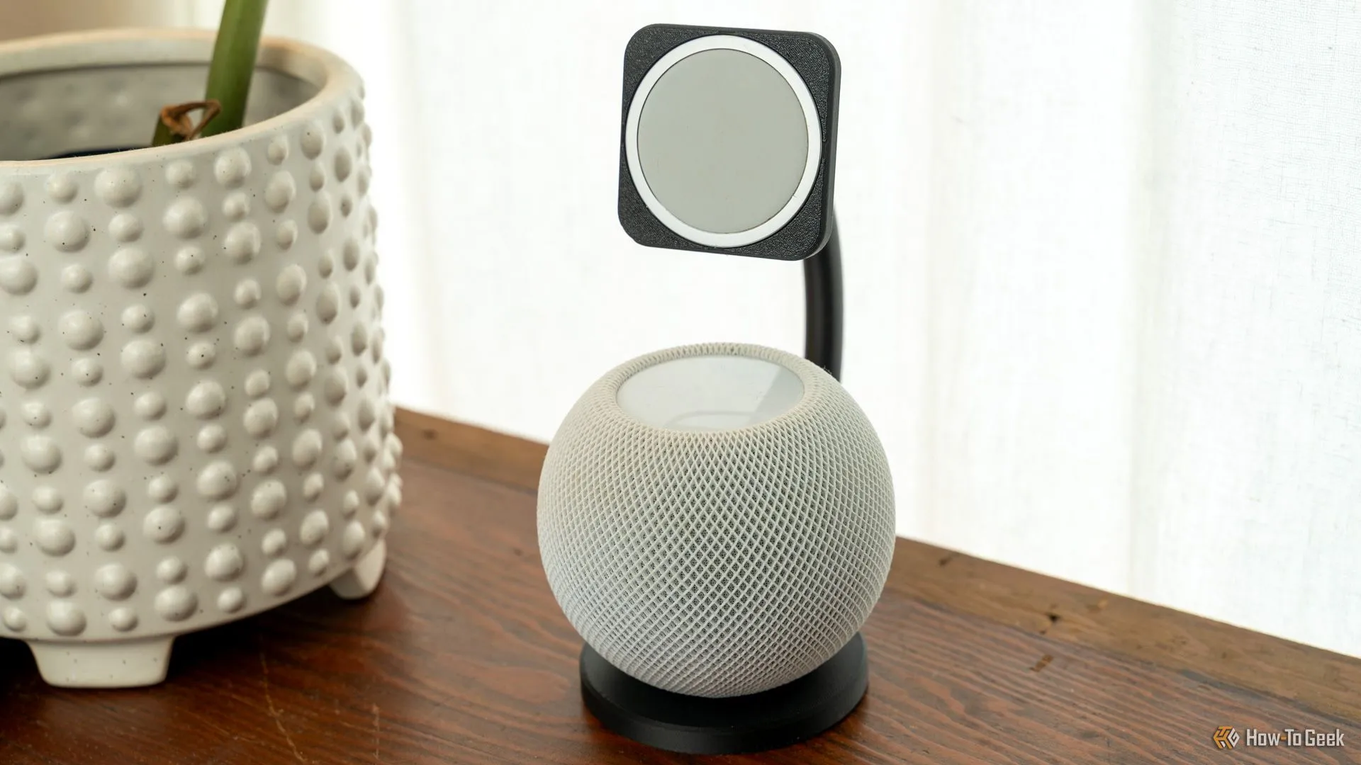 Dock MagSafe in 3D tích hợp HomePod mini trên bàn gỗ