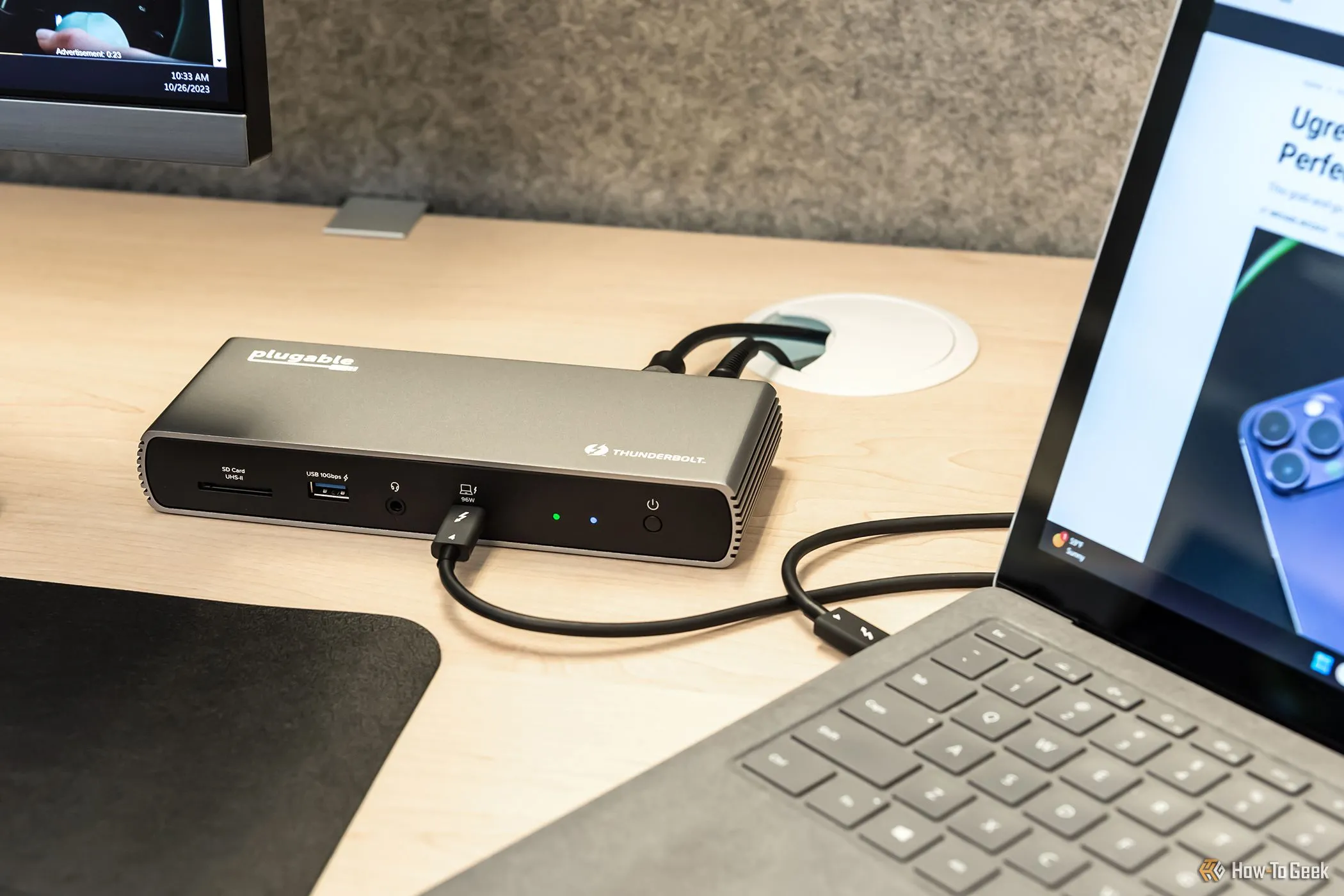 Dock Plugable USB4 11-in-1, tương thích Thunderbolt 4, được thiết lập gọn gàng trên bàn làm việc, mang lại khả năng kết nối mạnh mẽ và sạc 100W cho Chromebook cao cấp.