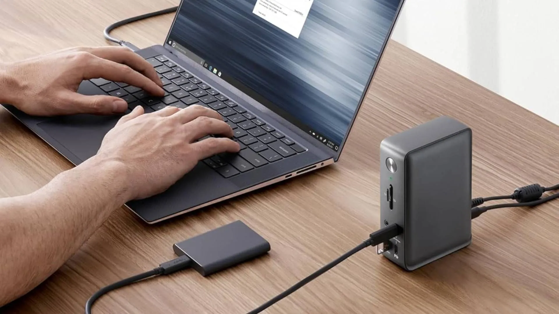 Docking Station Anker 13-in-1 USB-C đang kết nối với máy tính, minh họa khả năng hỗ trợ đa màn hình 4K và hàng loạt cổng chức năng cho Chromebook.