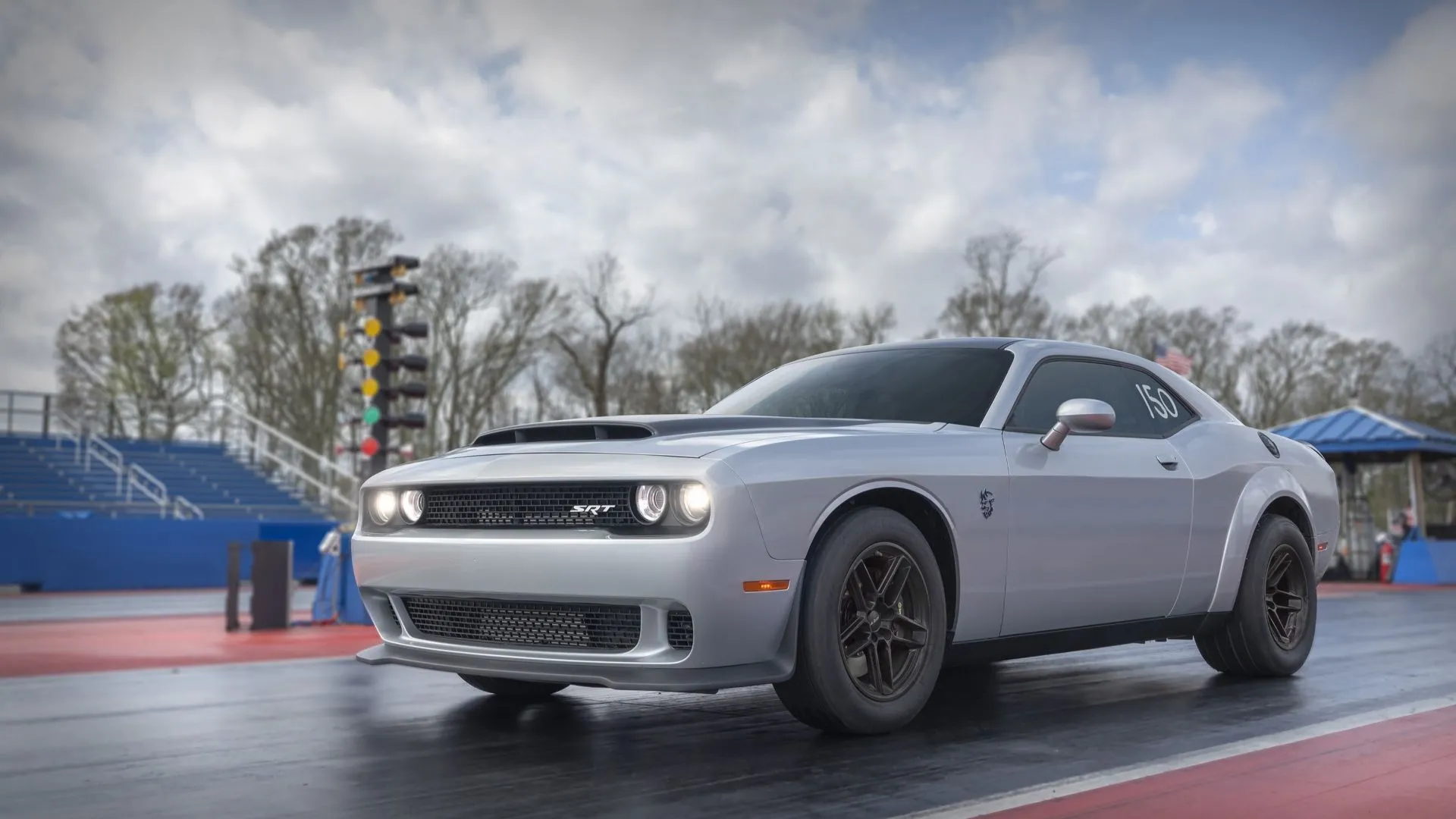 Dodge Challenger 2023 màu đỏ tại đường đua drag, đại diện muscle car Mỹ có xu hướng mất giá nhanh