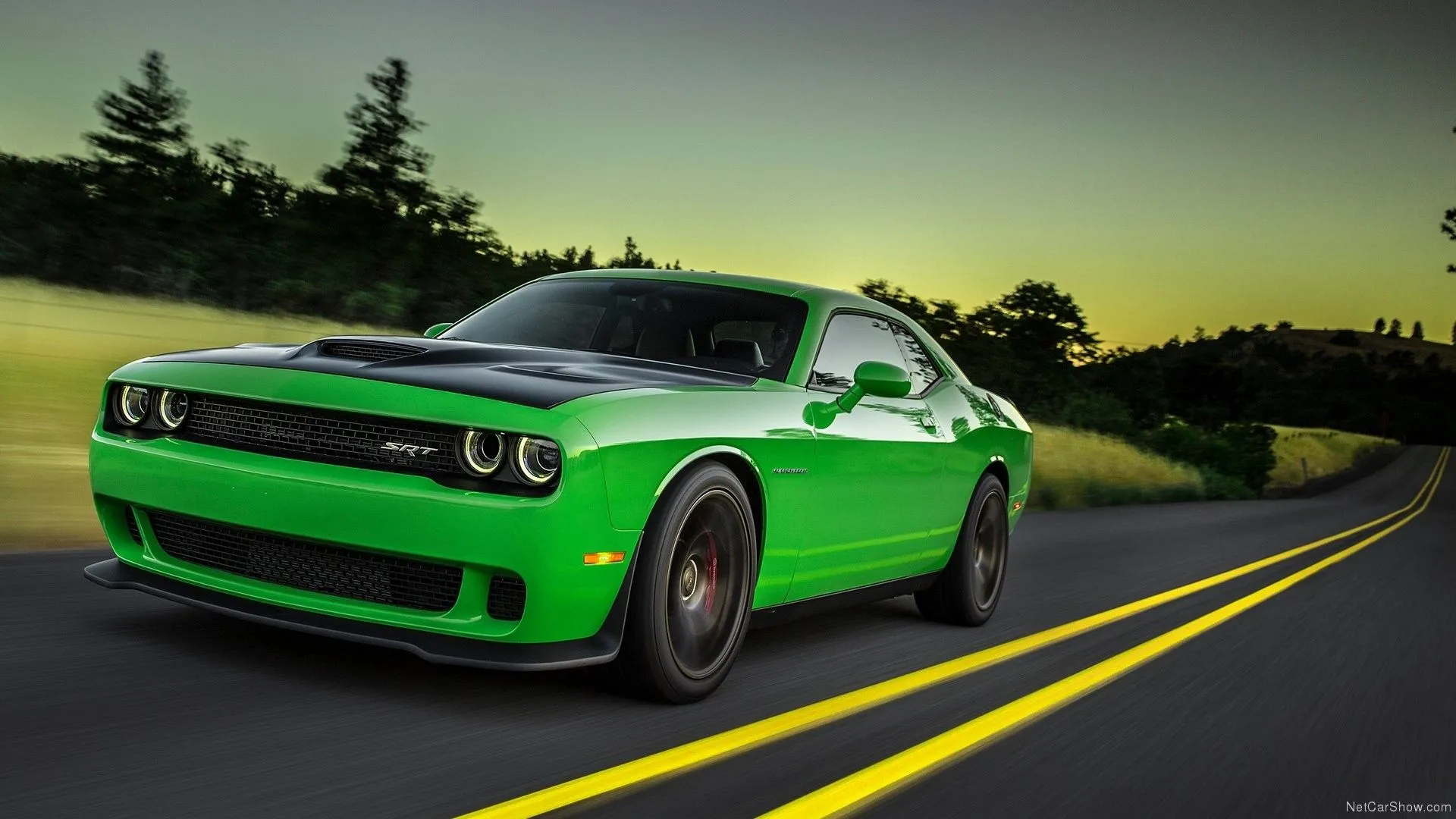 Dodge Challenger SRT Hellcat 2015 màu xanh lá cây đang tăng tốc