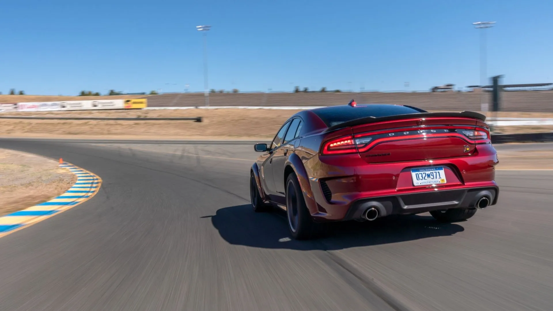 Dodge Charger R/T 2020 màu xanh đậm nhìn từ góc sau đang tăng tốc, thể hiện sức mạnh của động cơ Hemi V8
