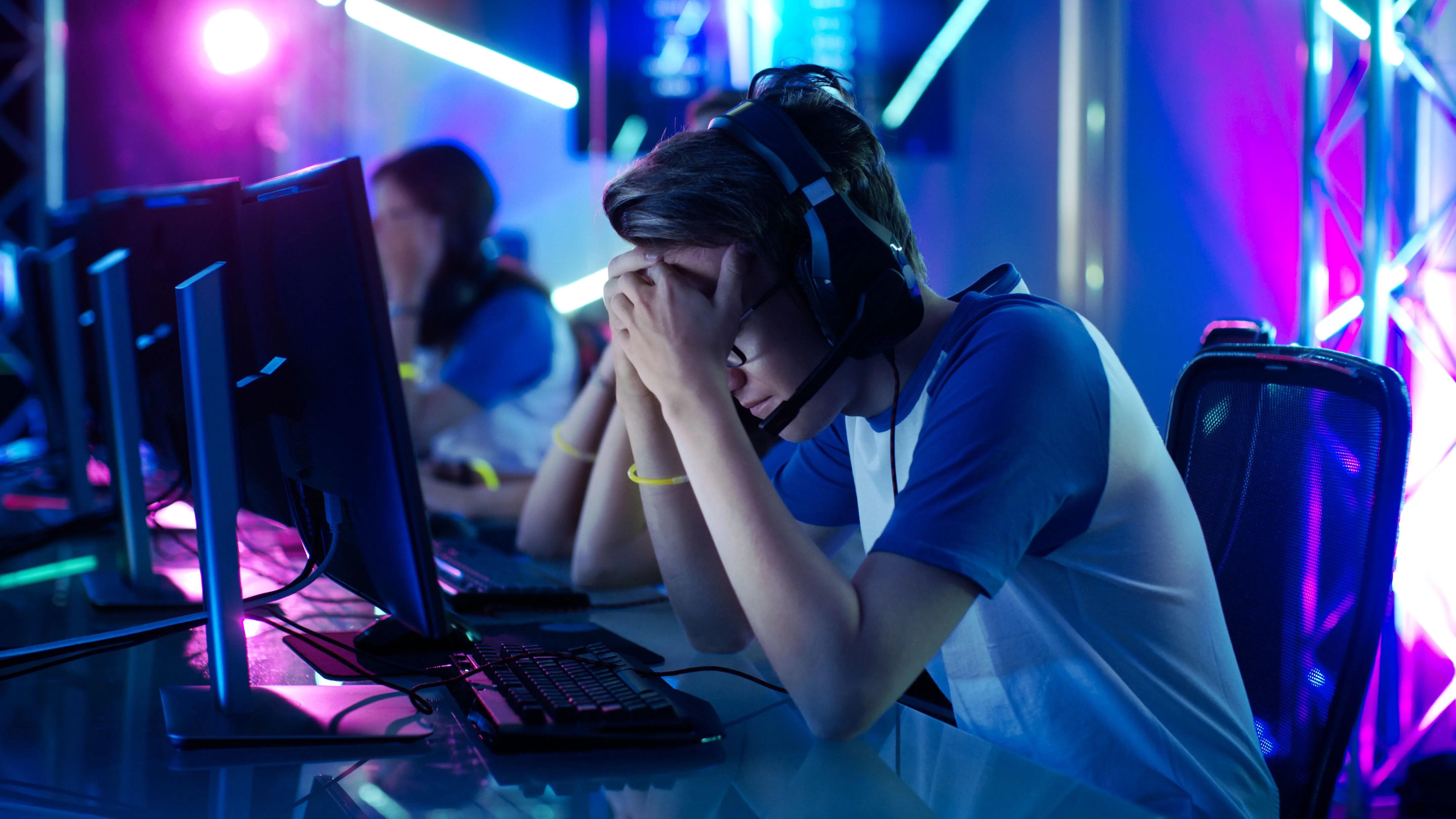 Đội ngũ game thủ eSports chuyên nghiệp đang thi đấu trong một trận game cạnh tranh, nhấn mạnh tầm quan trọng của độ trễ thấp và FPS ổn định.