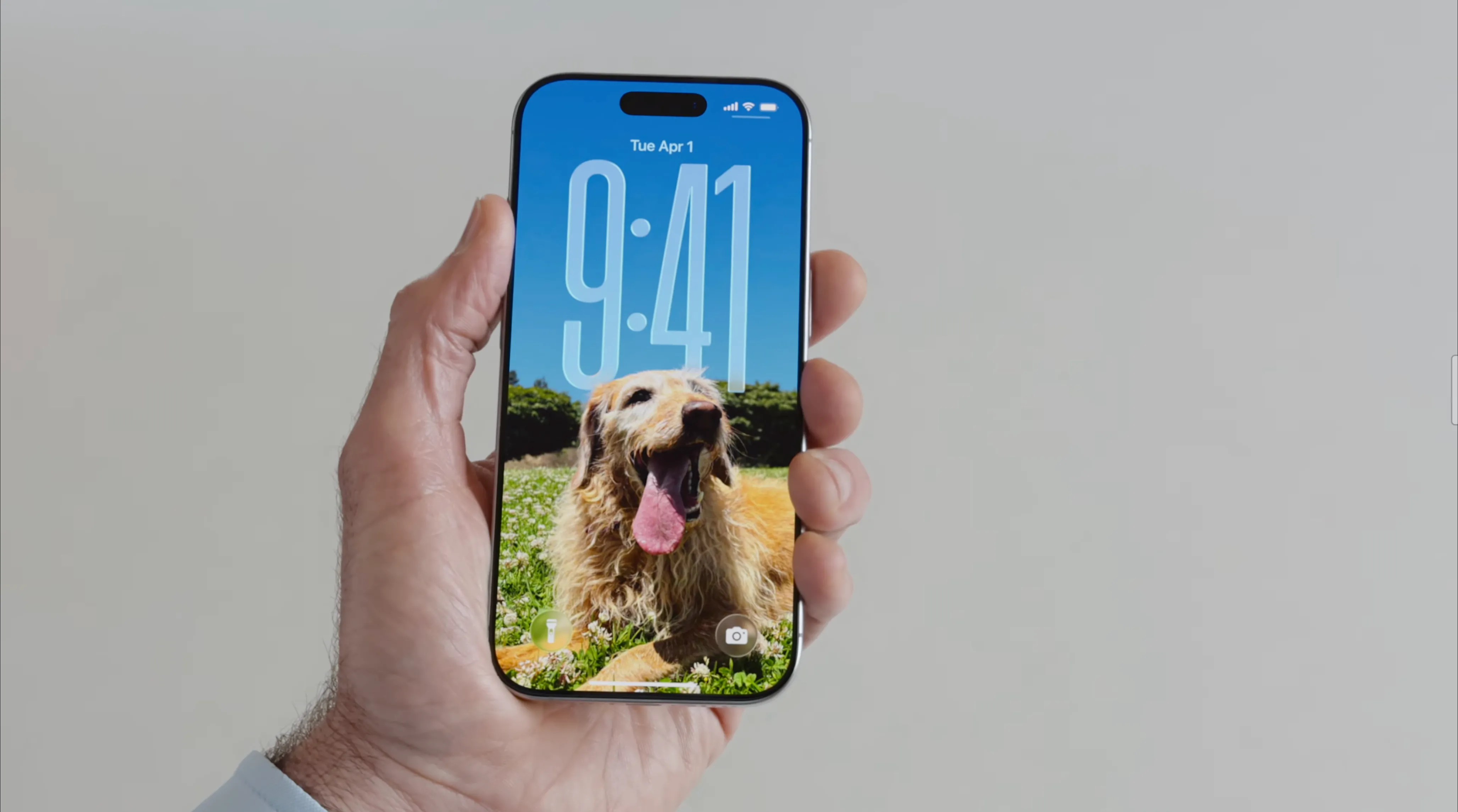 Đồng hồ động trên màn hình khóa iOS 26, thể hiện hiệu ứng 3D.