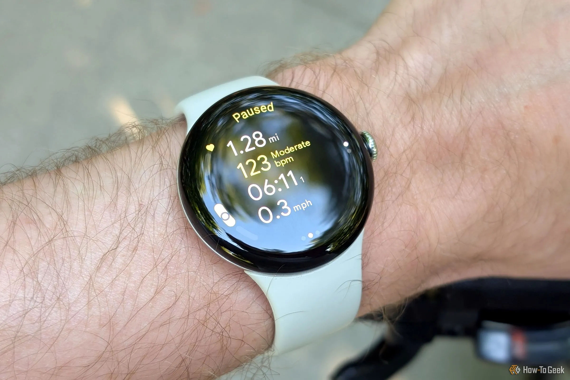 Đồng hồ thông minh Google Pixel Watch 3 hiển thị giao diện theo dõi sức khỏe và nhịp tim