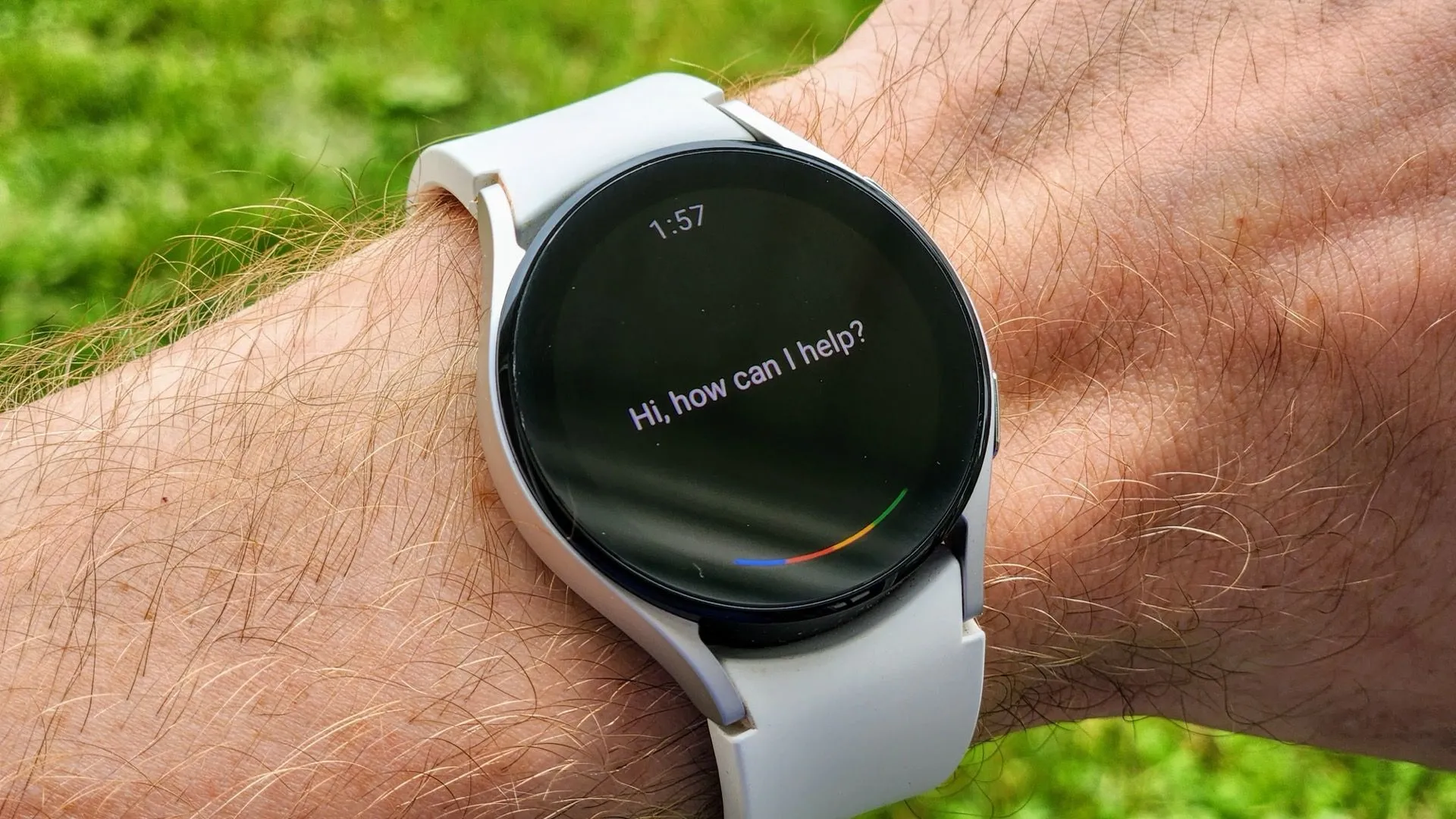Đồng hồ thông minh Wear OS hiển thị giao diện Gemini thay thế Google Assistant