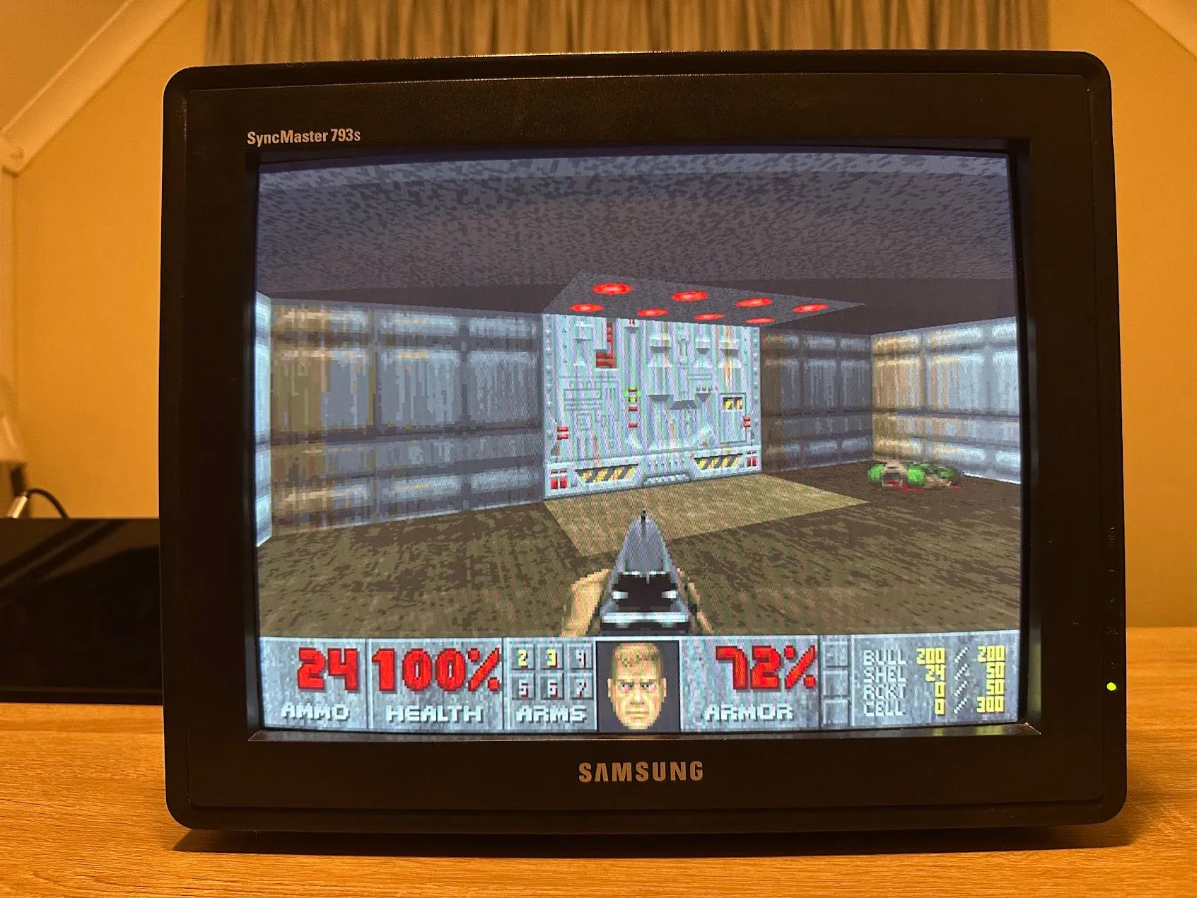 DOOM năm 1993 đang chạy trên màn hình máy tính CRT cổ điển