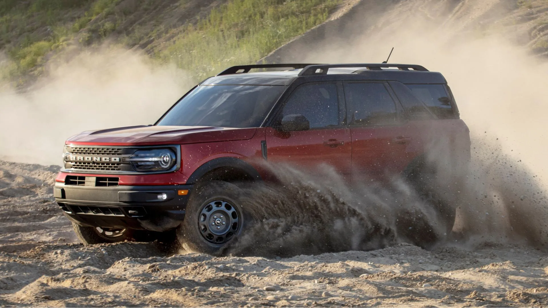 Ford Bronco Sport 2021 màu đỏ đang off-road trên cát, mẫu SUV địa hình cỡ nhỏ mang lại trải nghiệm lái thú vị