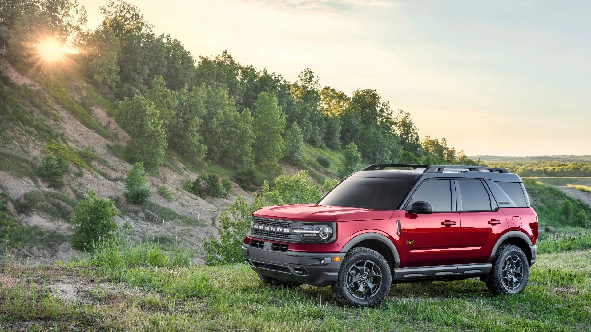 Ford Bronco Sport 2025 màu đỏ đỗ trên bãi cỏ, mẫu SUV địa hình nhỏ gọn, mạnh mẽ