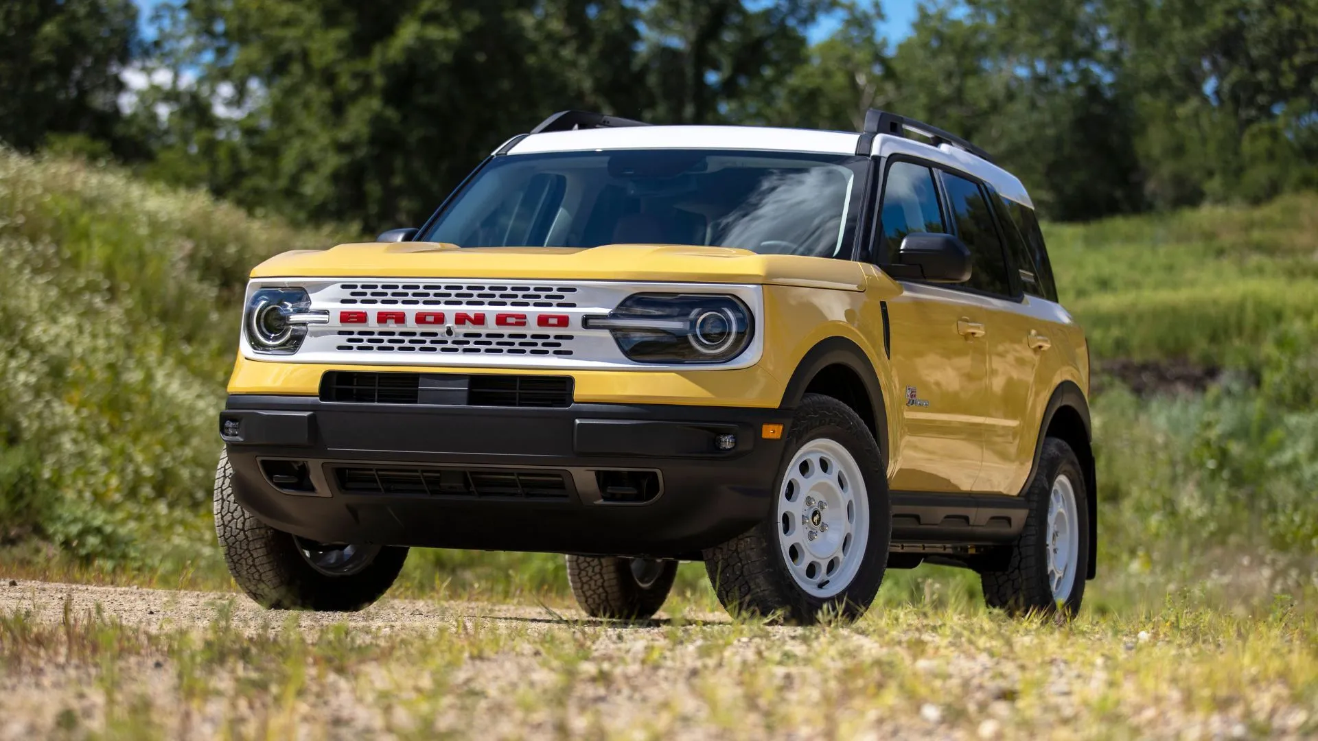 Ford Bronco Sport Heritage Limited Edition 2023 màu vàng đậu trên cỏ, một trong các mẫu xe SUV nằm trong diện thu hồi an toàn của Ford.