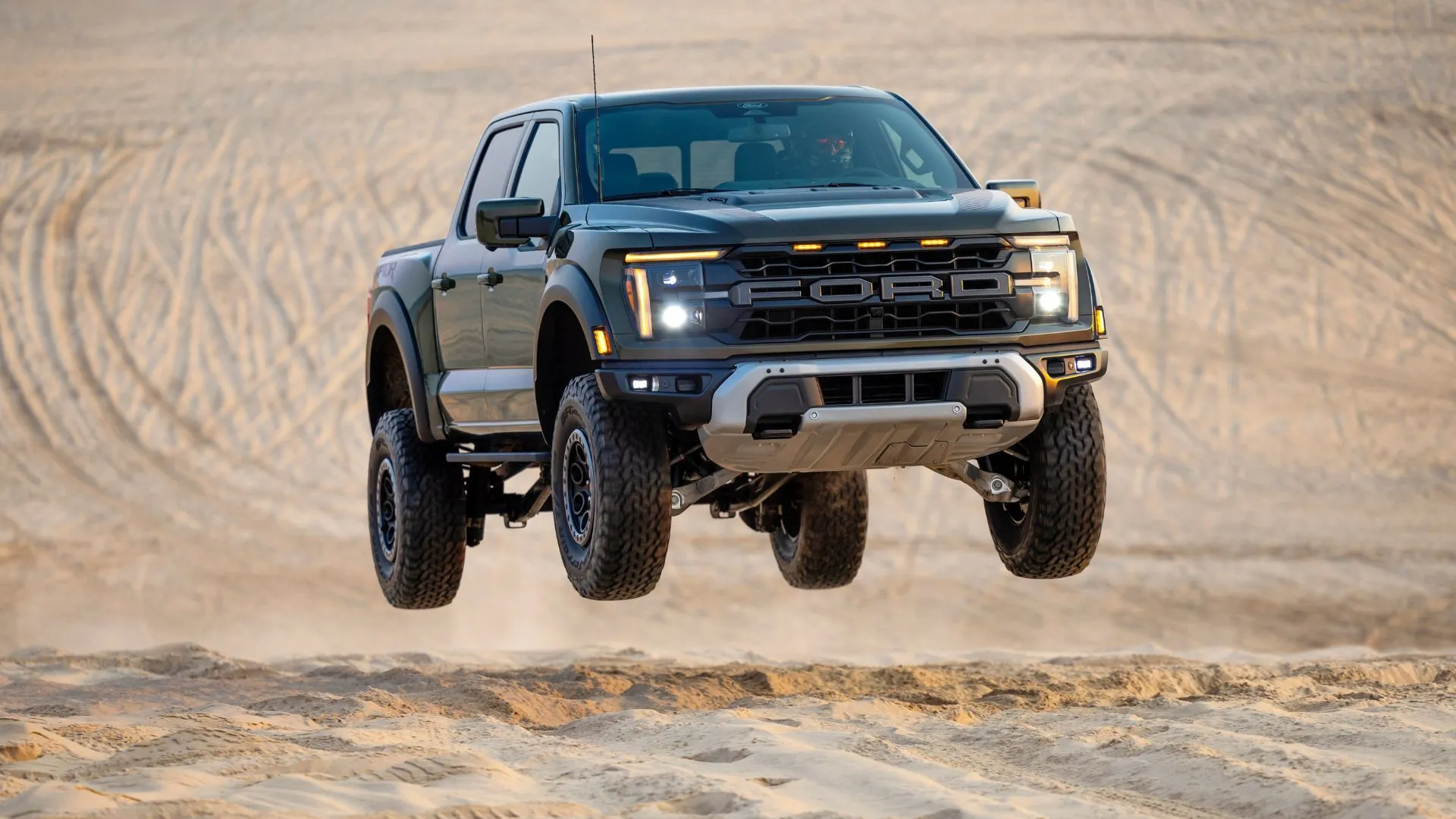 Ford F-150 Raptor R 2024 màu xanh dương đang bay trên cồn cát, nhấn mạnh khả năng off-road mạnh mẽ