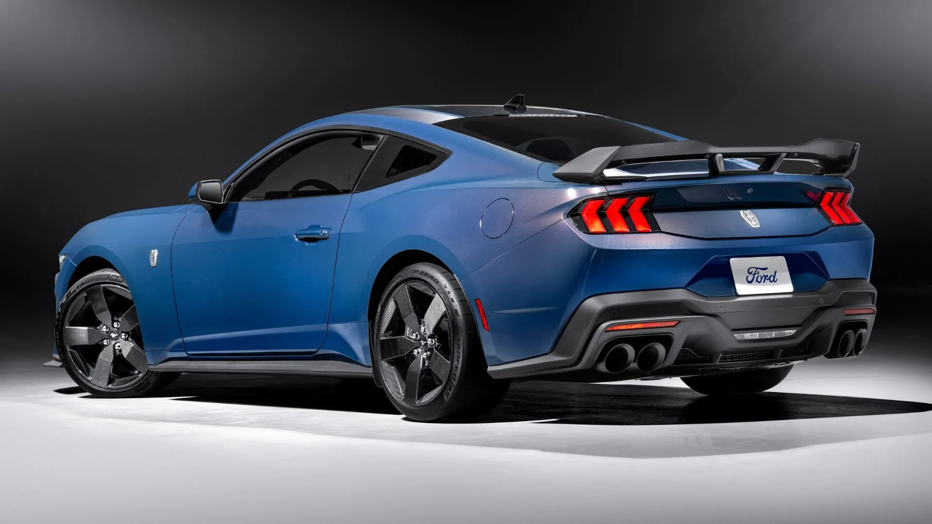Ford Mustang Dark Horse 2025 màu xanh dương với bánh xe sợi carbon, chụp trong studio