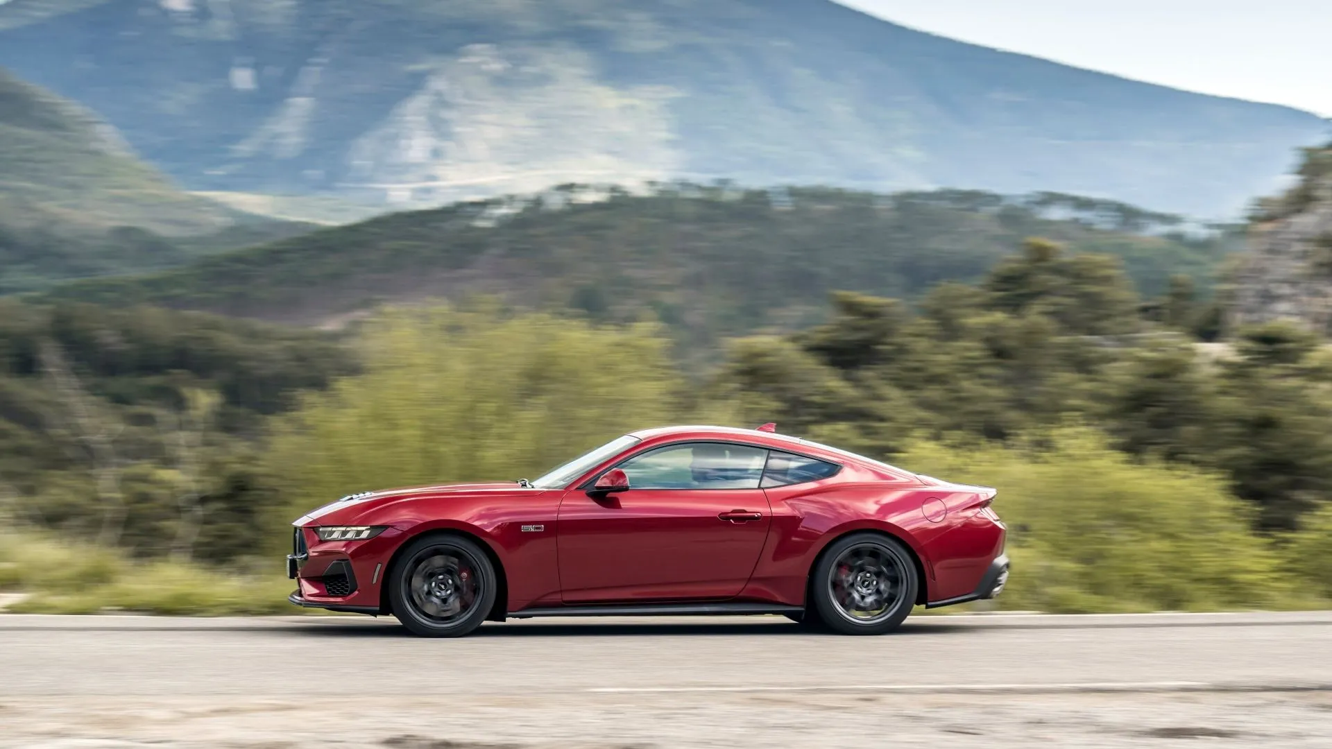 Ford Mustang Ecoboost 2025 màu đỏ mận, nhìn từ bên hông, toát lên vẻ mạnh mẽ và cổ điển