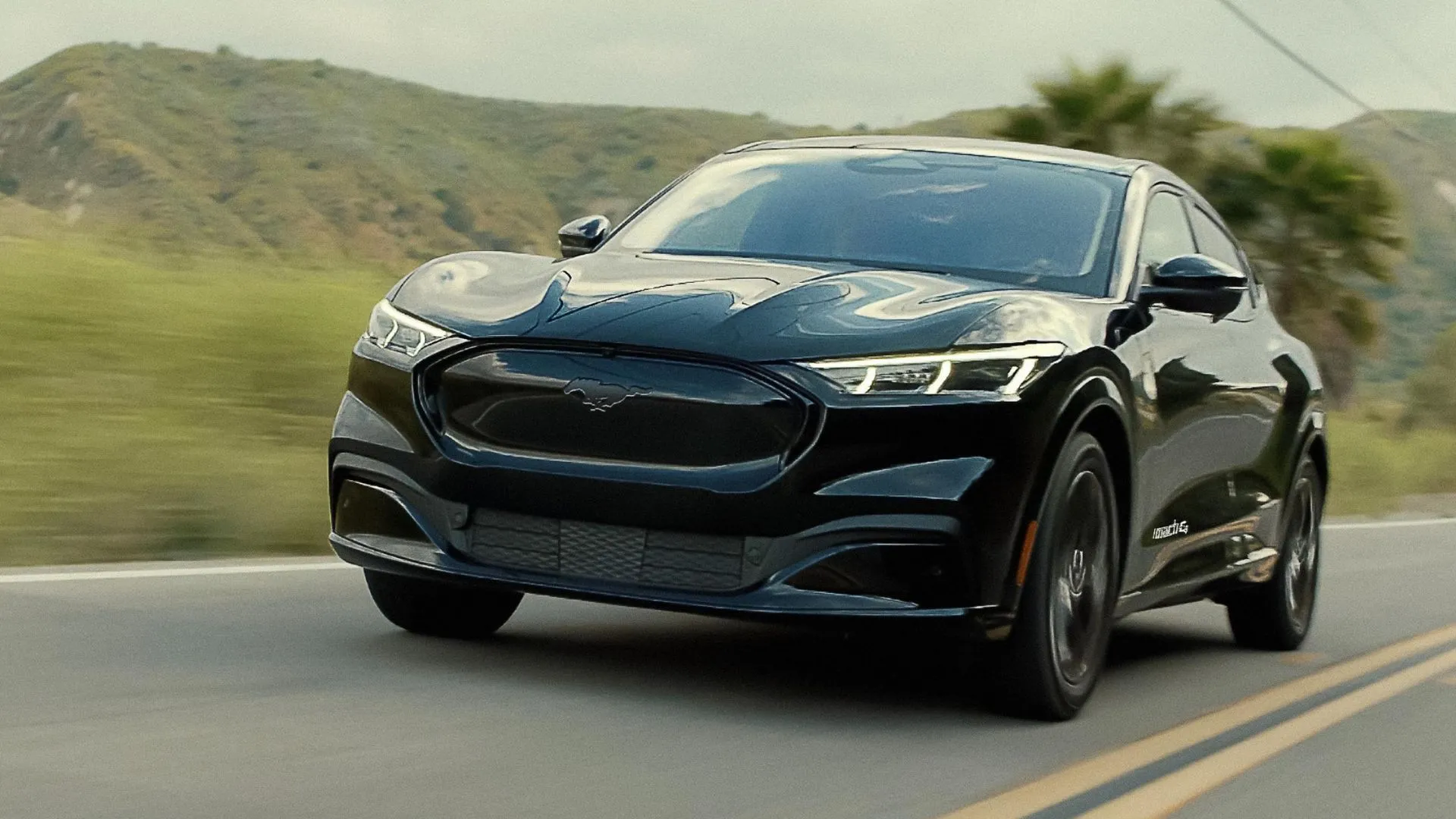 Ford Mustang Mach-E 2025 màu đen, mẫu xe điện thể thao có công nghệ BlueCruise tiên tiến.