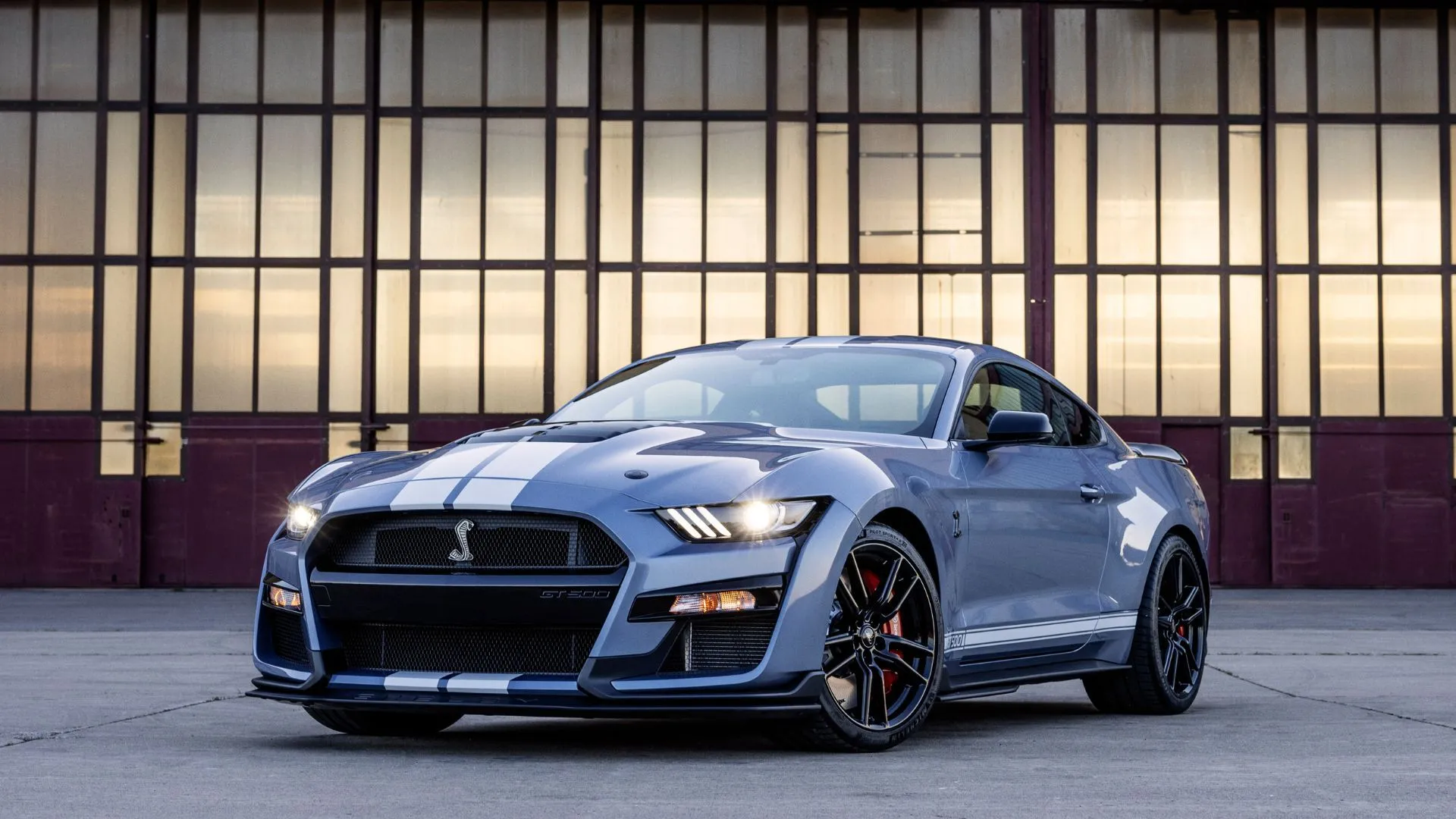 Ford Mustang Shelby GT500 Heritage Edition 2022 màu xám, đại diện cho sức mạnh cơ bắp Mỹ với hiệu suất khủng