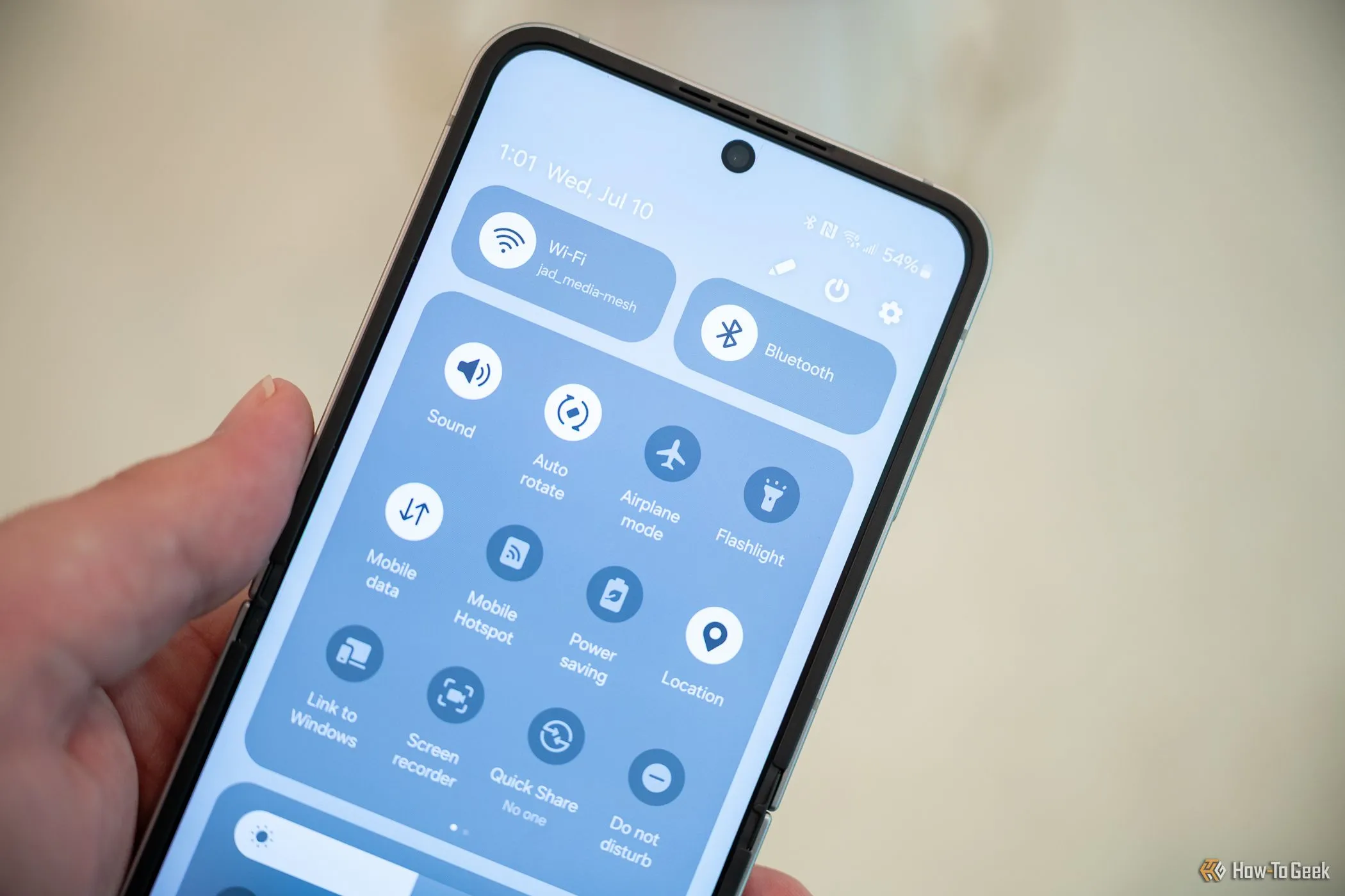 Galaxy Z Flip 6 mở hoàn toàn hiển thị thanh thông báo, minh họa trải nghiệm One UI và hỗ trợ phần mềm lâu dài