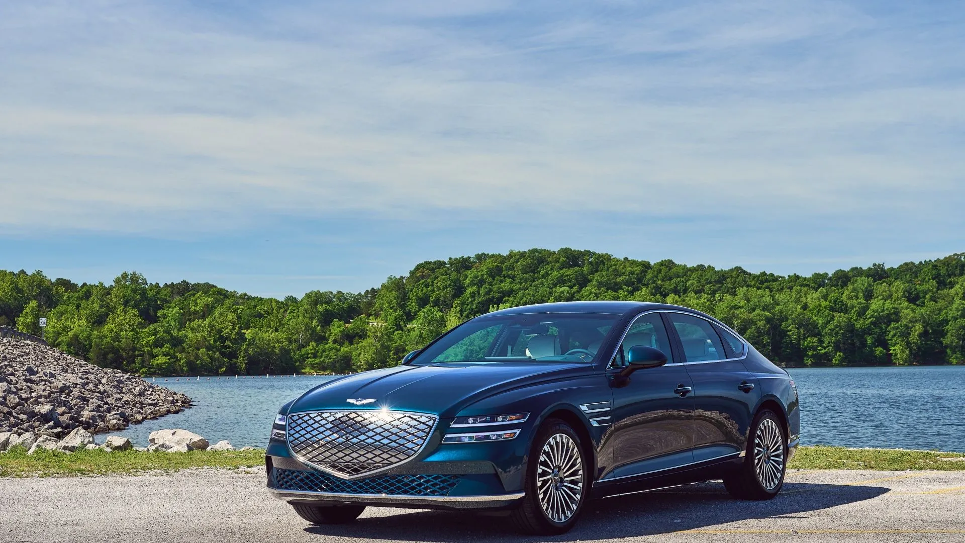 Genesis Electrified G80 màu đen bóng loáng, nhìn từ góc trước-bên, thể hiện sự sang trọng và mạnh mẽ của dòng xe điện cao cấp
