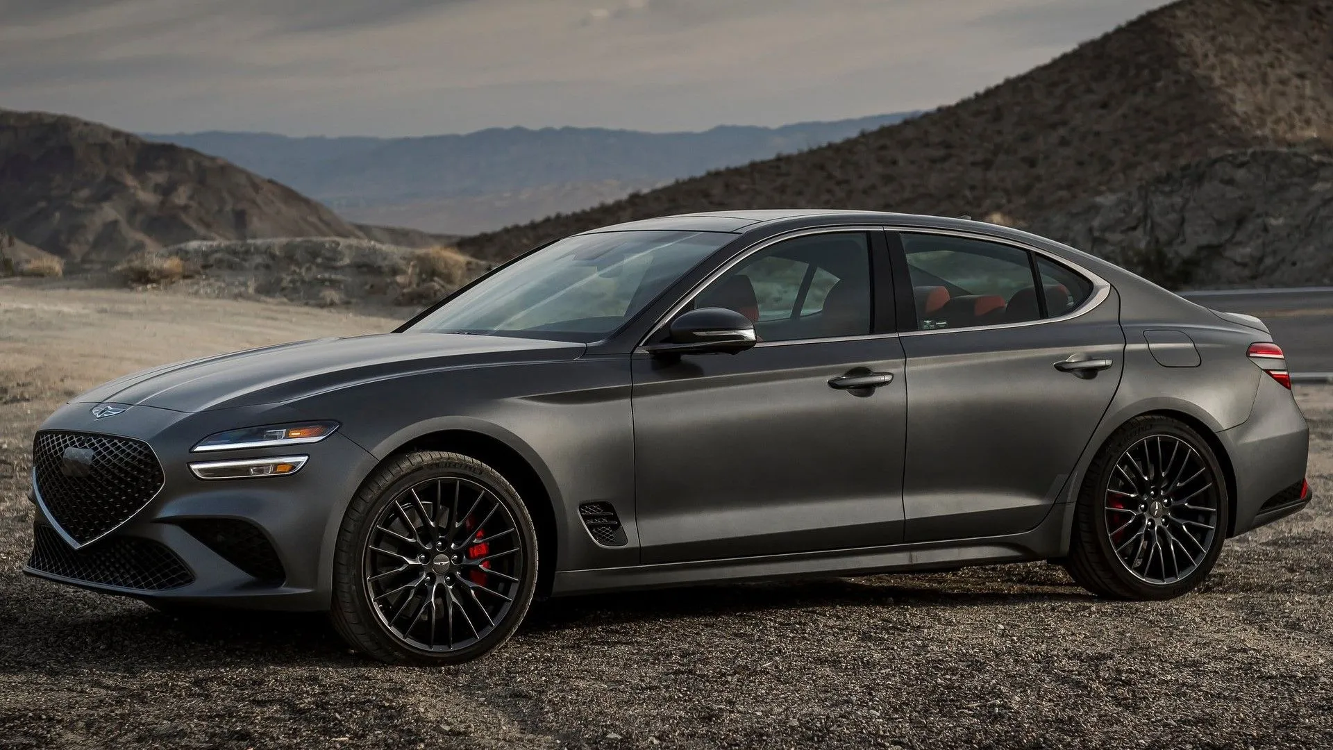 Genesis G70 2022 màu bạc đậu yên trên đường, mẫu sedan hạng sang cân bằng hoàn hảo giữa sự sang trọng và khả năng vận hành thể thao