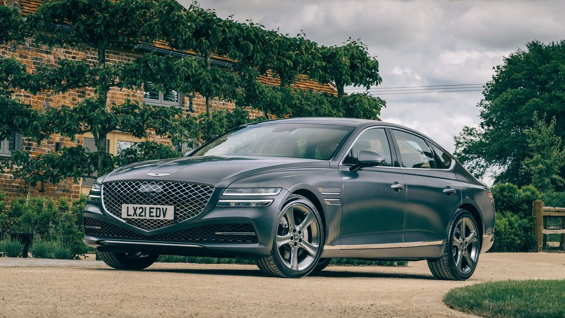 Genesis G80 2021 màu trắng tinh tế, nổi bật với thiết kế sang trọng và công nghệ hiện đại, mang đến trải nghiệm lái đẳng cấp cho người dùng.