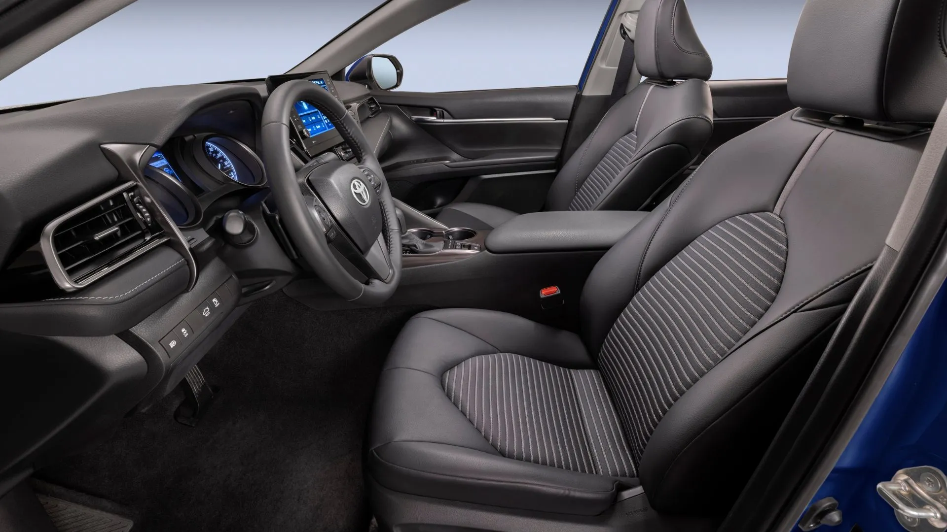 Ghế trước của Toyota Camry Hybrid 2023 được chụp cận cảnh