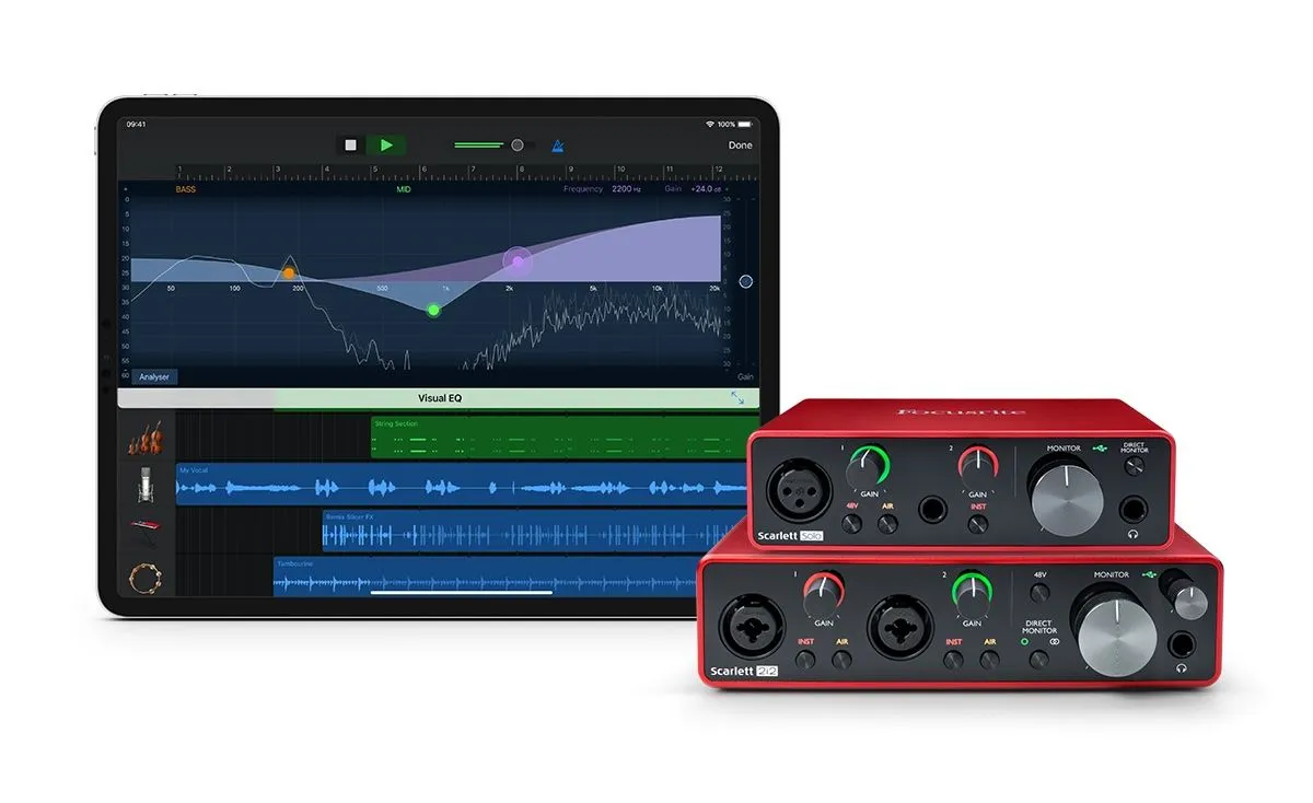 Giao diện âm thanh Focusrite bên cạnh iPad Pro