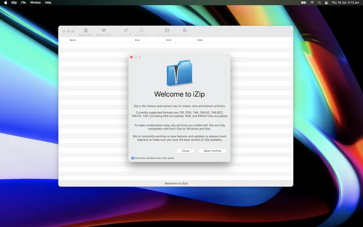 Giao diện chính của ứng dụng iZip trên macOS với các tùy chọn nén, giải nén, mã hóa và chia sẻ file.