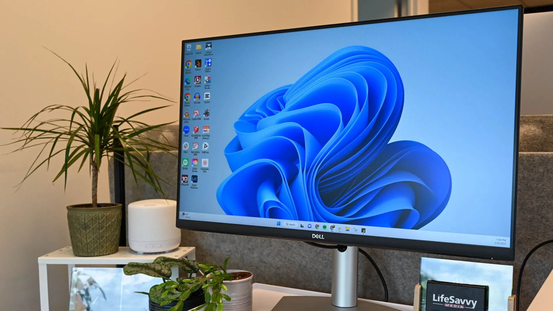 Giao diện màn hình Windows 11 hiện đại với các biểu tượng và thanh tác vụ