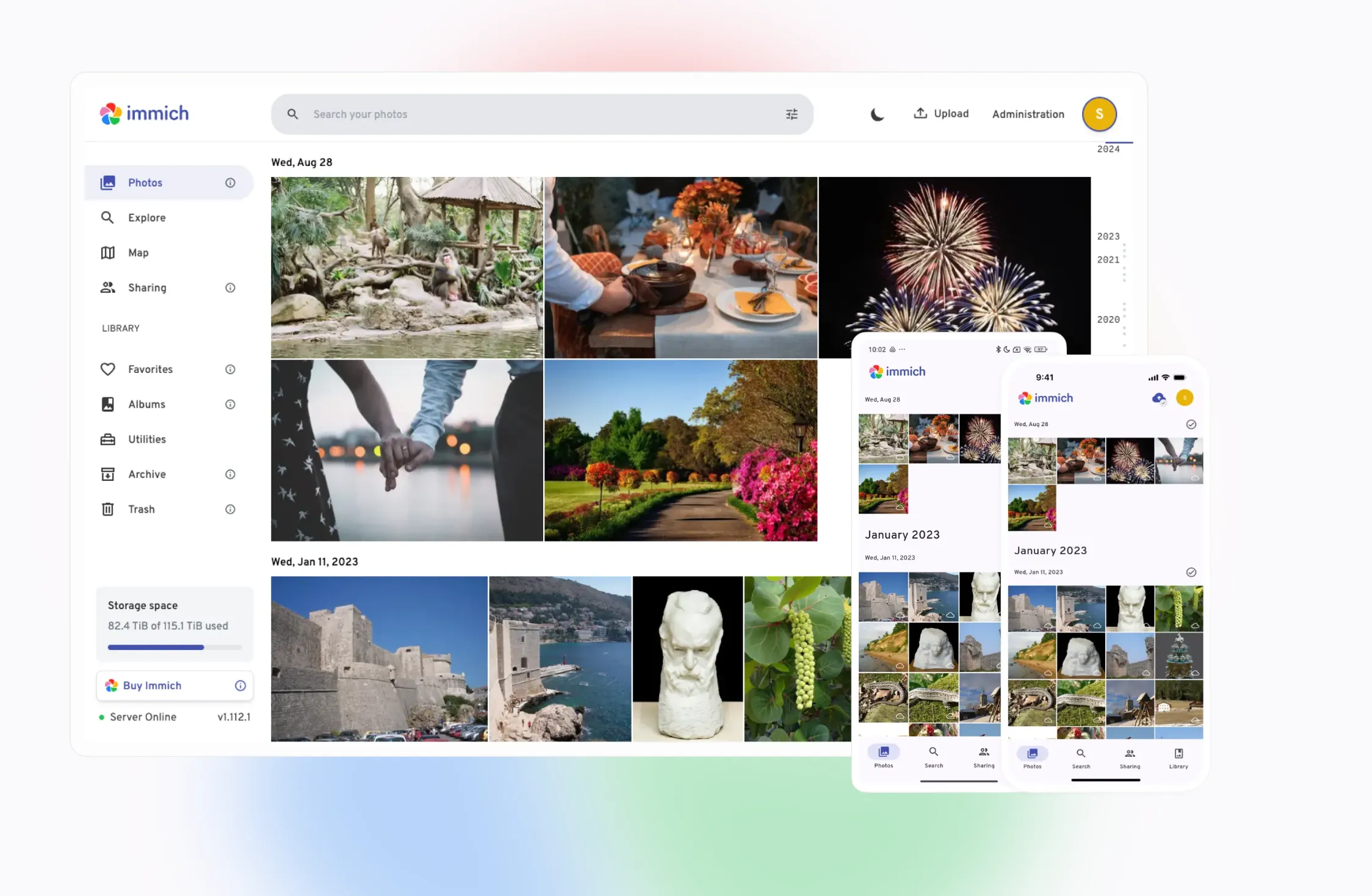 Giao diện người dùng ứng dụng web sao lưu ảnh Immich hiển thị trên di động và máy tính để bàn