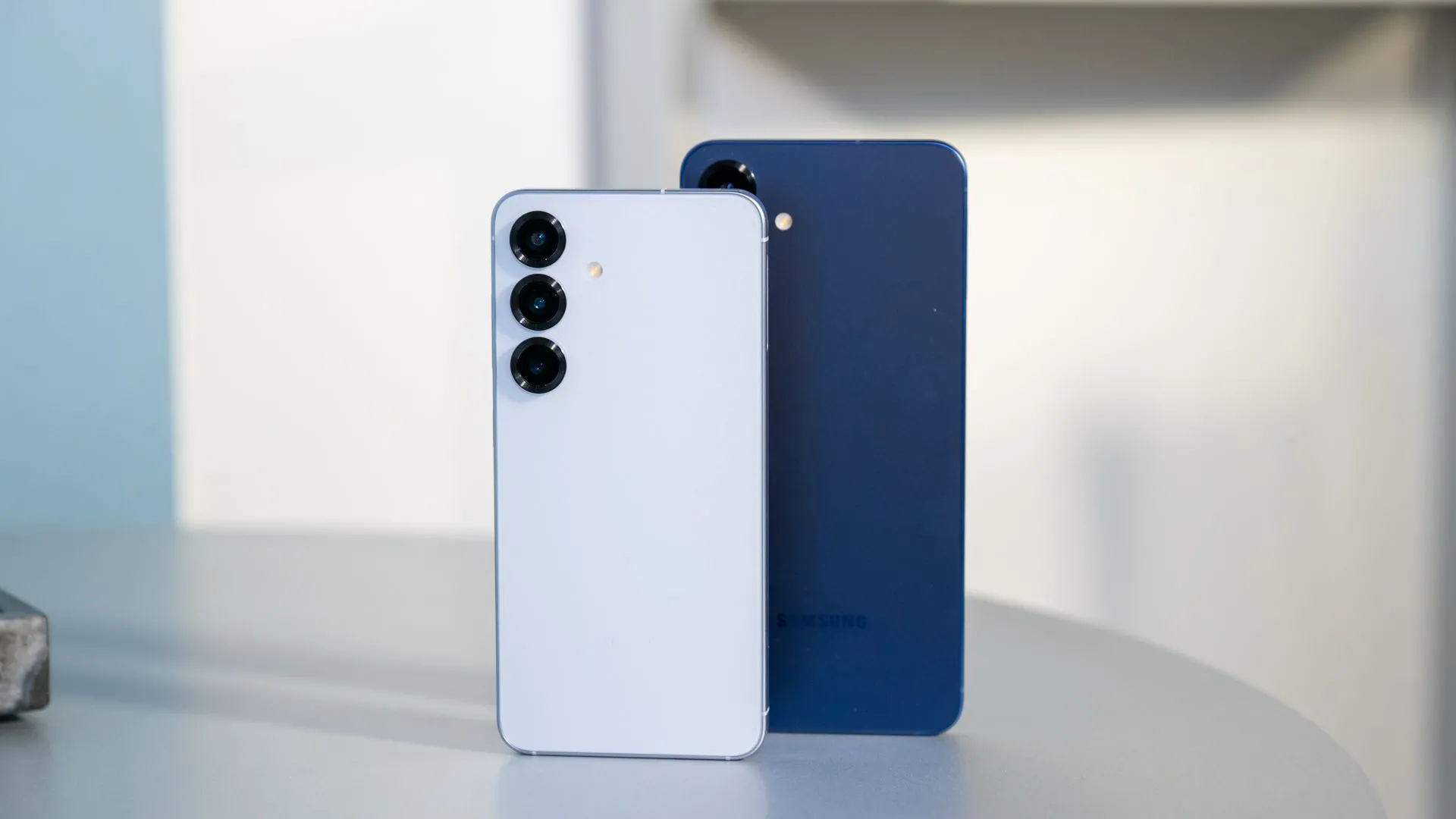 Giao diện người dùng và thiết kế bên ngoài của các mẫu điện thoại Galaxy S25.