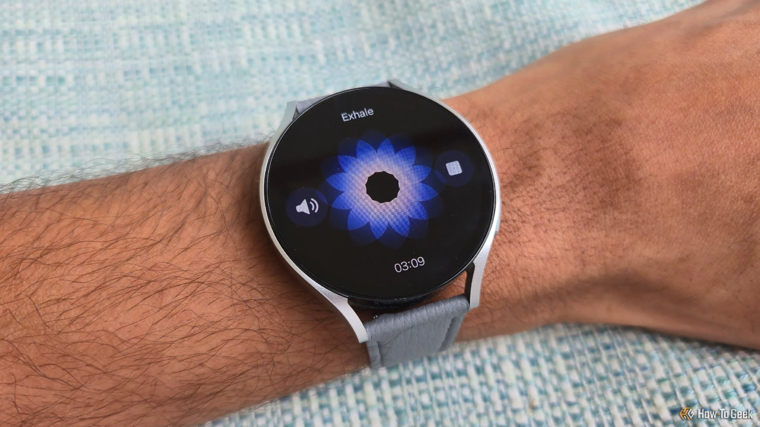 Giao diện ứng dụng bài tập hít thở trên Galaxy Watch 6, minh họa tính năng hướng dẫn người dùng qua hình ảnh và rung.
