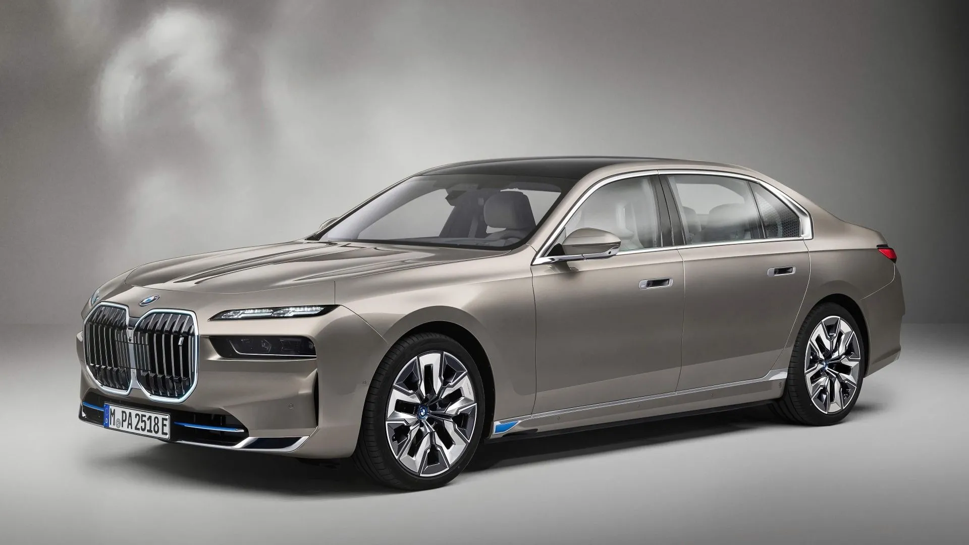 Góc 3/4 phía trước của BMW i7 2023, thể hiện sự kết hợp giữa thiết kế sang trọng và công nghệ tiên tiến.