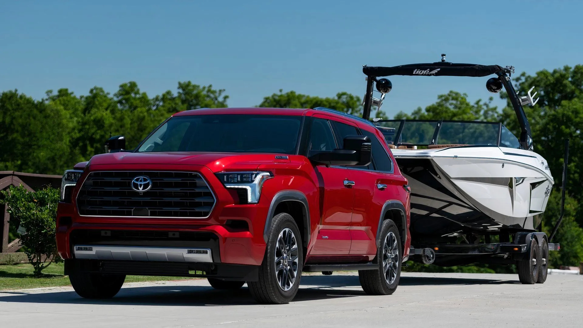 Góc 3/4 phía trước của chiếc SUV Toyota Sequoia 2023 màu trắng ngà, đậu trong bãi đỗ xe